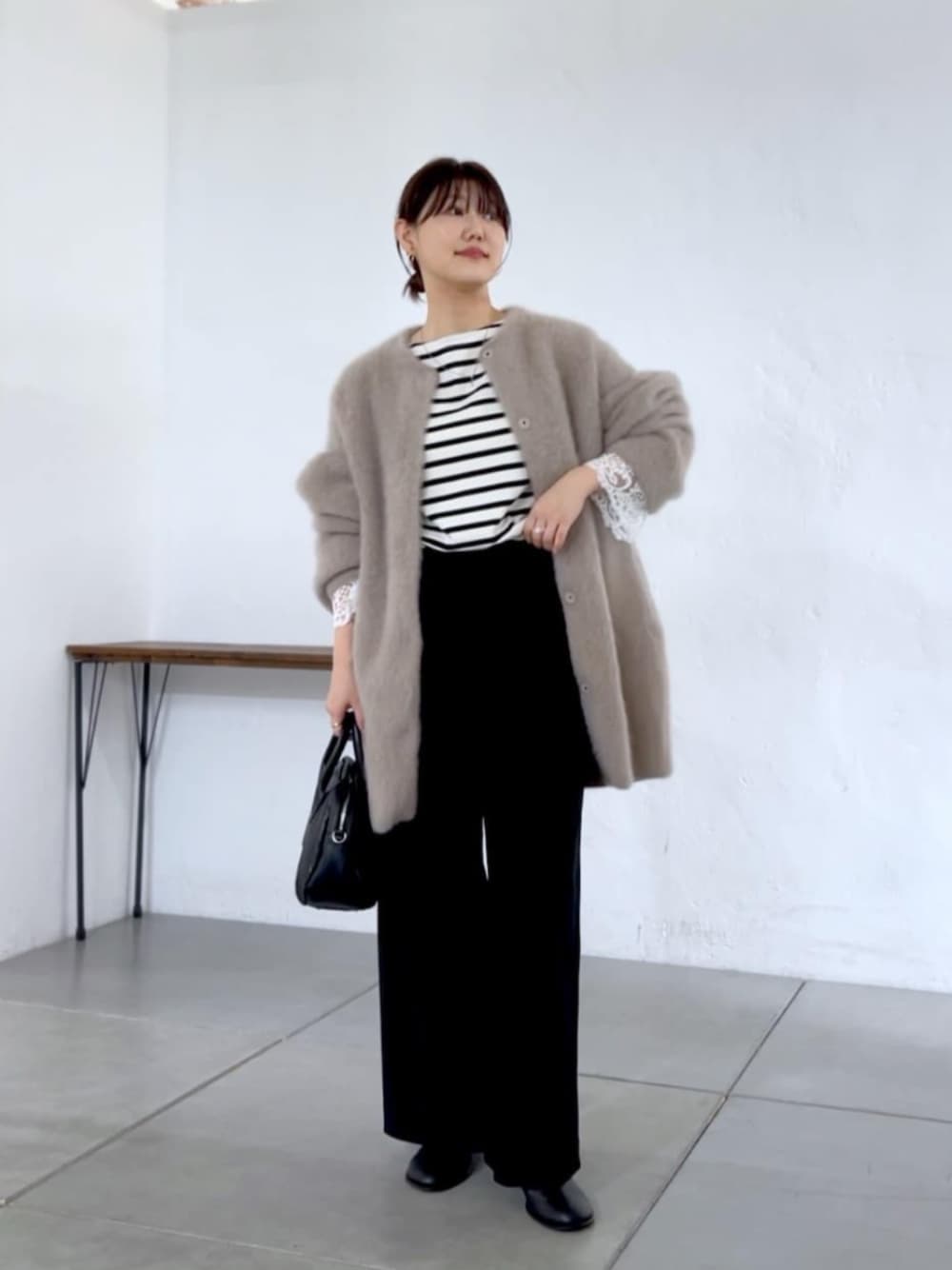 ブラウン系のその他アウター、ブラック系のトートバッグ、ホワイト系のTシャツ/カットソーを着用したレディースの夏コーディネートの1枚目の写真