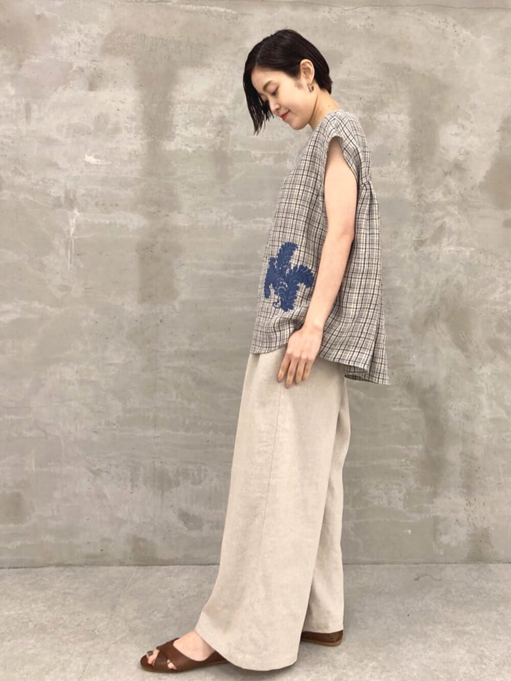 ブルー系のシャツ/ブラウス、ベージュ系のその他パンツを着用したレディースの春コーディネートの1枚目の写真