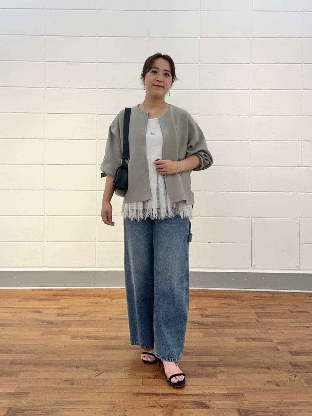 ブルー系のその他パンツ、ホワイト系のタンクトップを着用したレディースの夏コーディネートの1枚目の写真