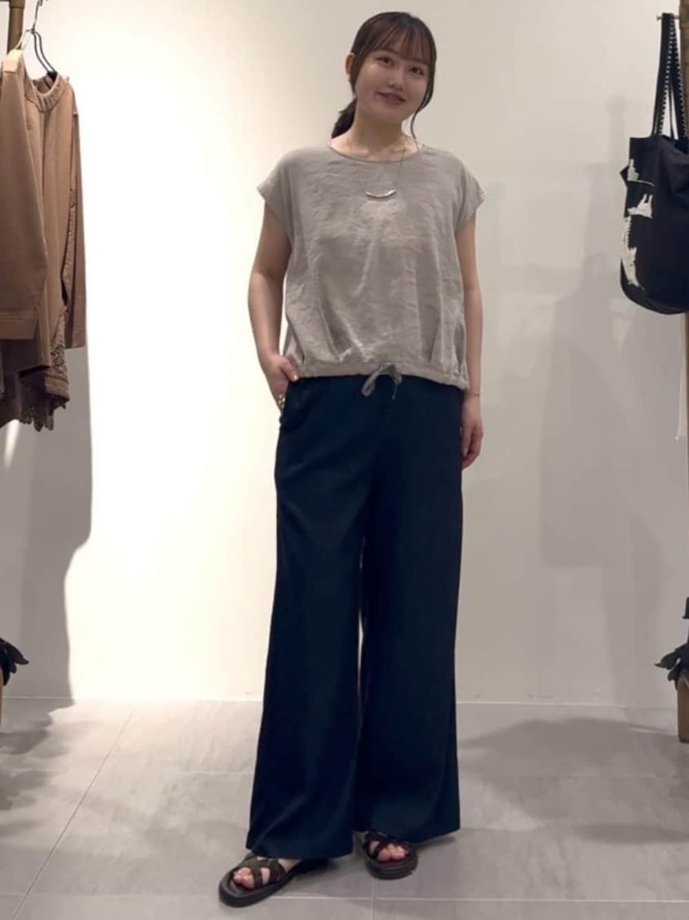 ブルー系のその他パンツ、グレー系のシャツ/ブラウスを着用したレディースの春コーディネートの1枚目の写真