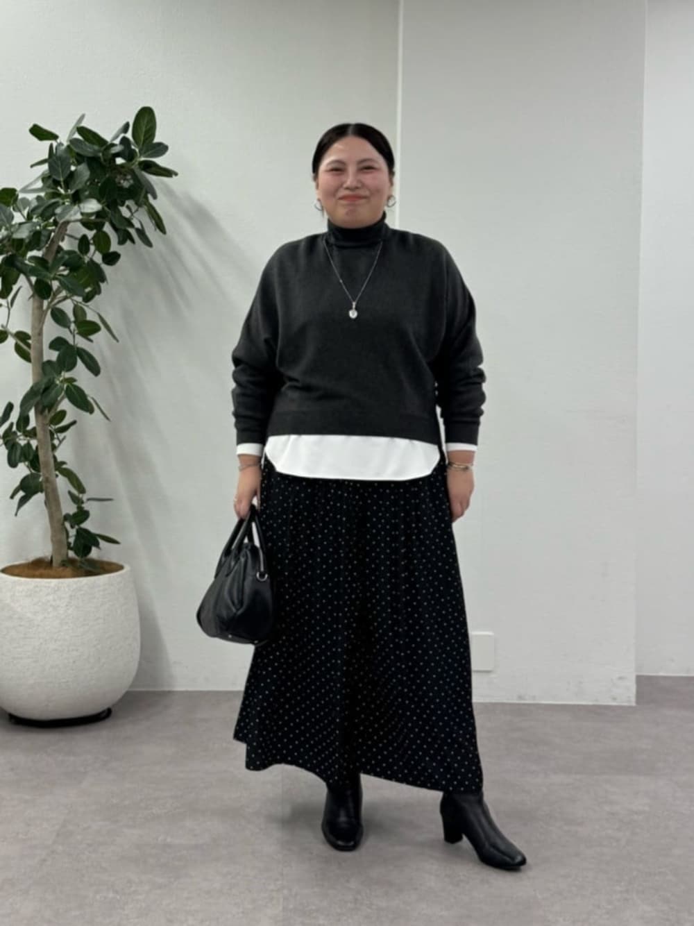 ブラック系のその他パンツ、グレー系のニット/セーター、ホワイト系のシャツ/ブラウスを着用したレディースの秋コーディネートの1枚目の写真