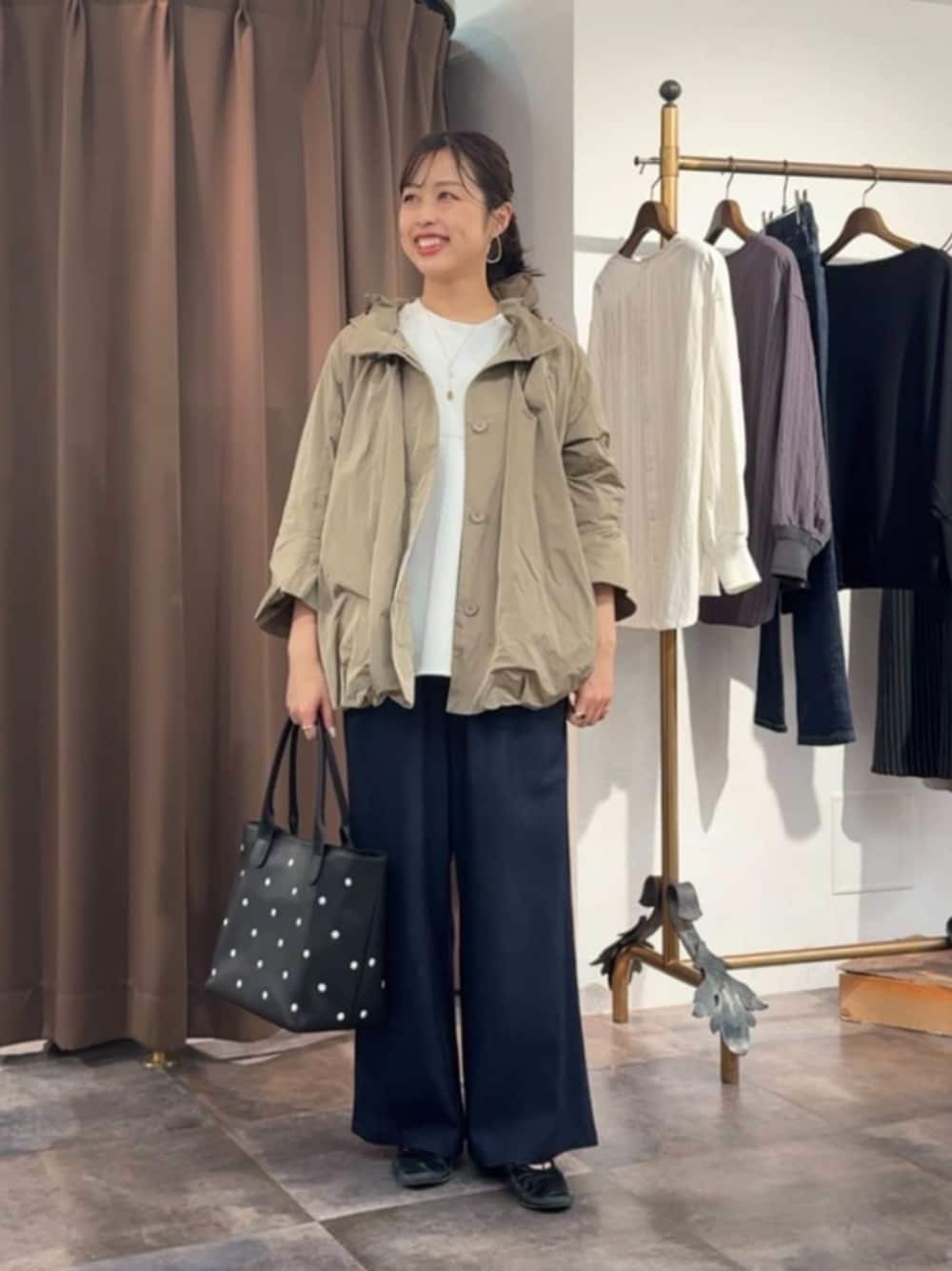 ブルー系のその他パンツ、ブラウン系のブルゾン、ブラック系のトートバッグを着用したレディースの冬コーディネートの1枚目の写真