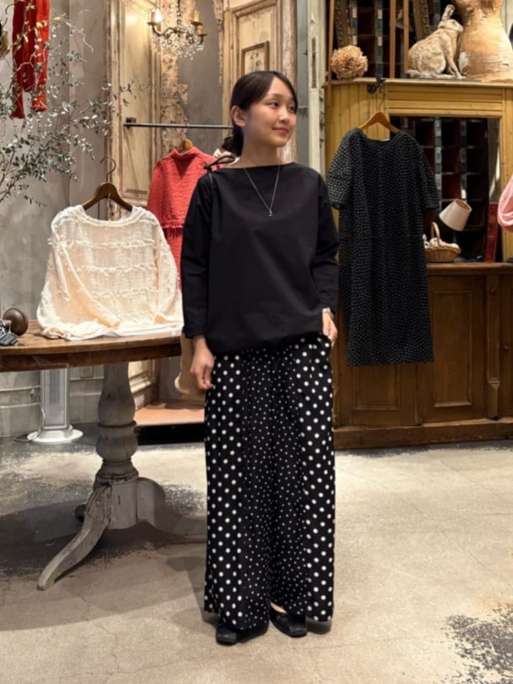 ブラック系のシャツ/ブラウス、ブラック系のその他パンツを着用したレディースの春コーディネートの1枚目の写真