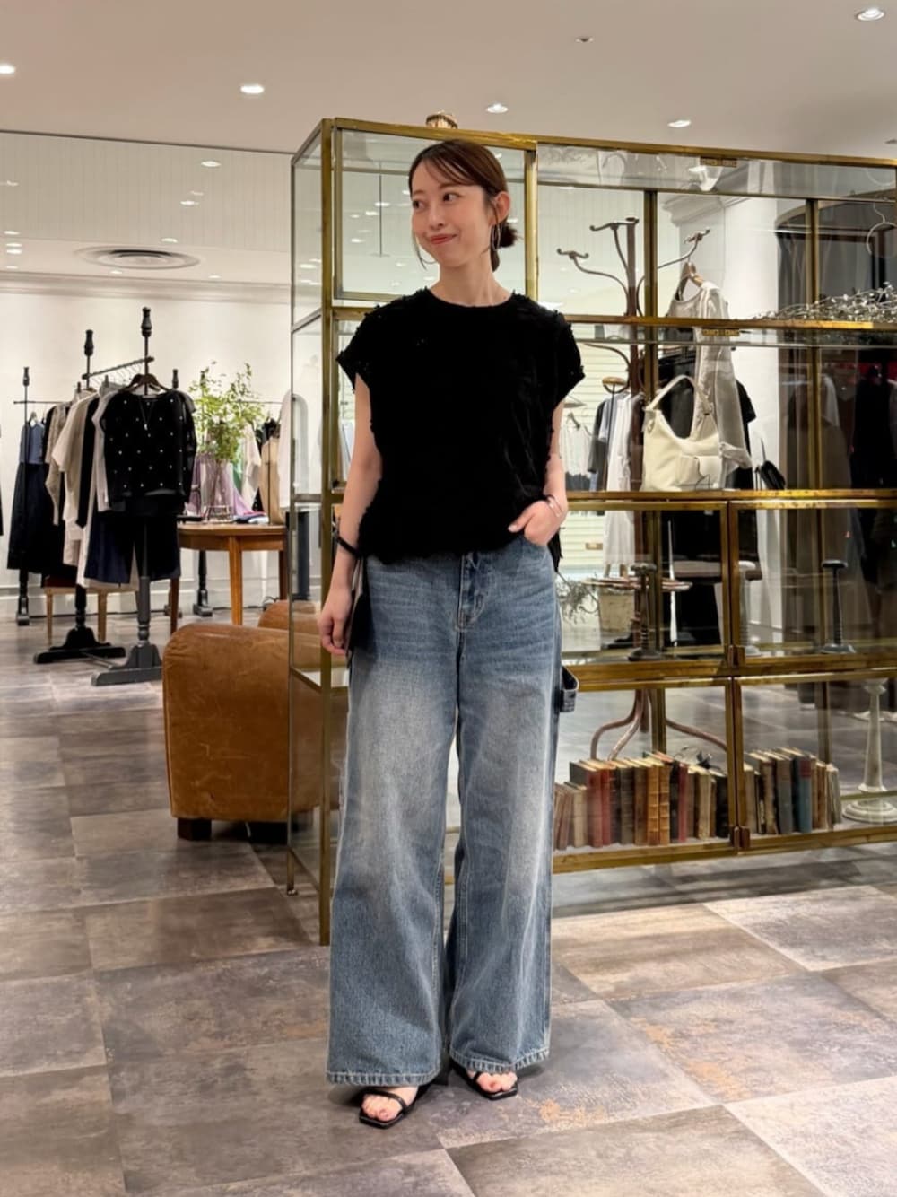 ブルー系のその他パンツ、ブラック系のシャツ/ブラウスを着用したレディースの夏コーディネートの1枚目の写真