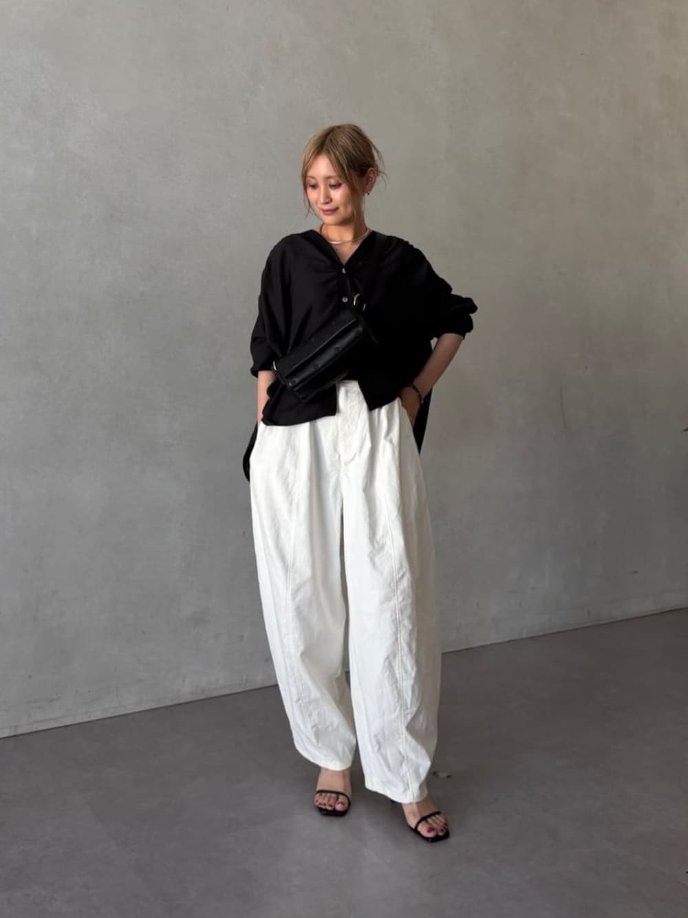 ブラック系のシャツ/ブラウス、ホワイト系のその他パンツ、ブラック系のショルダーバッグを着用したレディースの夏コーディネートの1枚目の写真