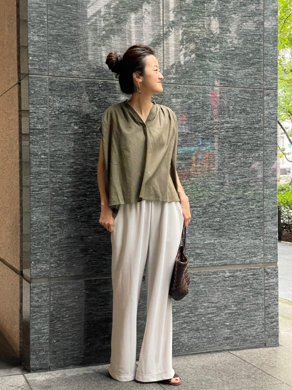 グリーン系のシャツ/ブラウス、グレー系のその他パンツ、ブラウン系のサンダルを着用したレディースの夏コーディネートの1枚目の写真