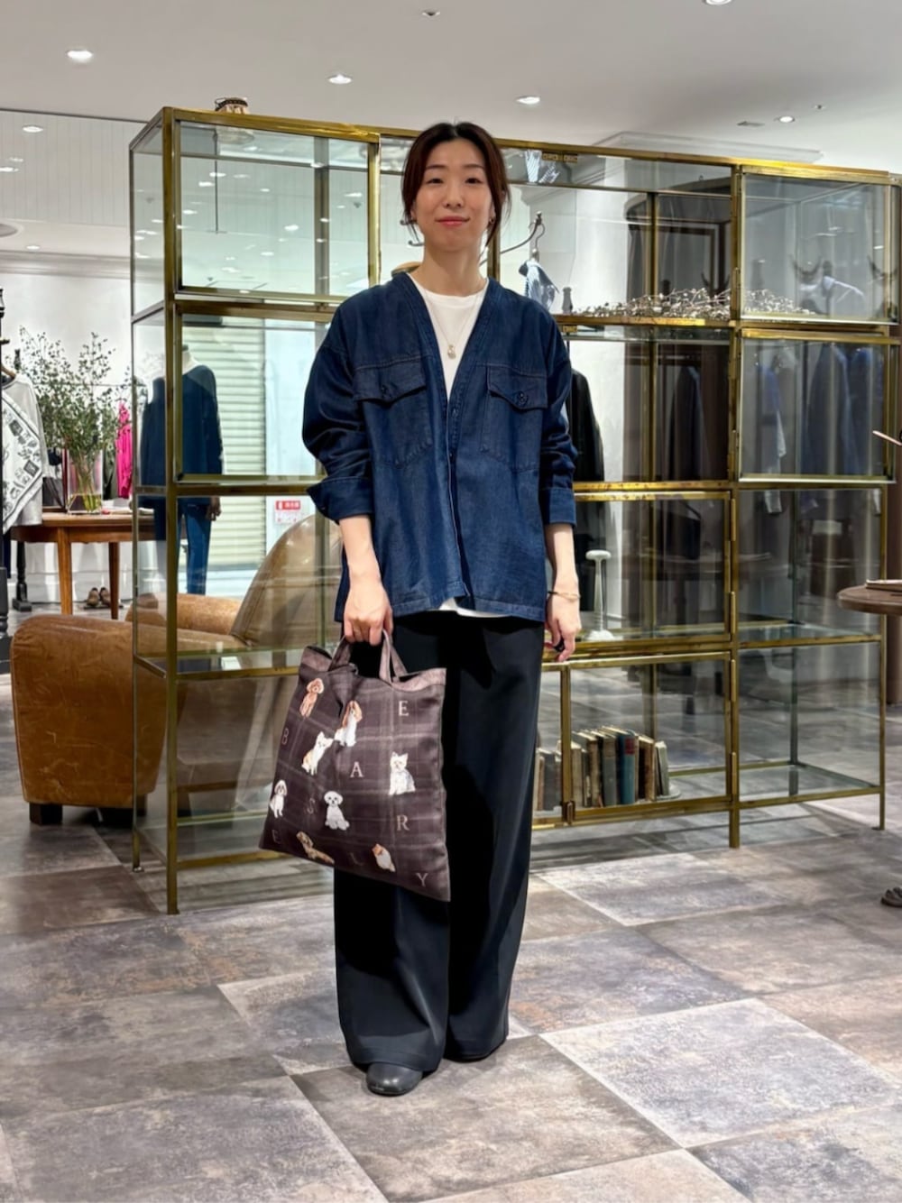ブルー系のシャツ/ブラウス、ベージュ系のトートバッグ、ブラック系のその他パンツを着用したレディースの秋コーディネートの1枚目の写真