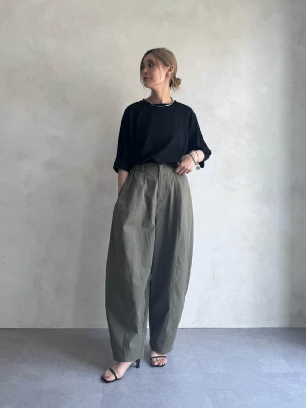 グリーン系のその他パンツ、ブラック系のTシャツ/カットソーを着用したレディースの夏コーディネートの1枚目の写真