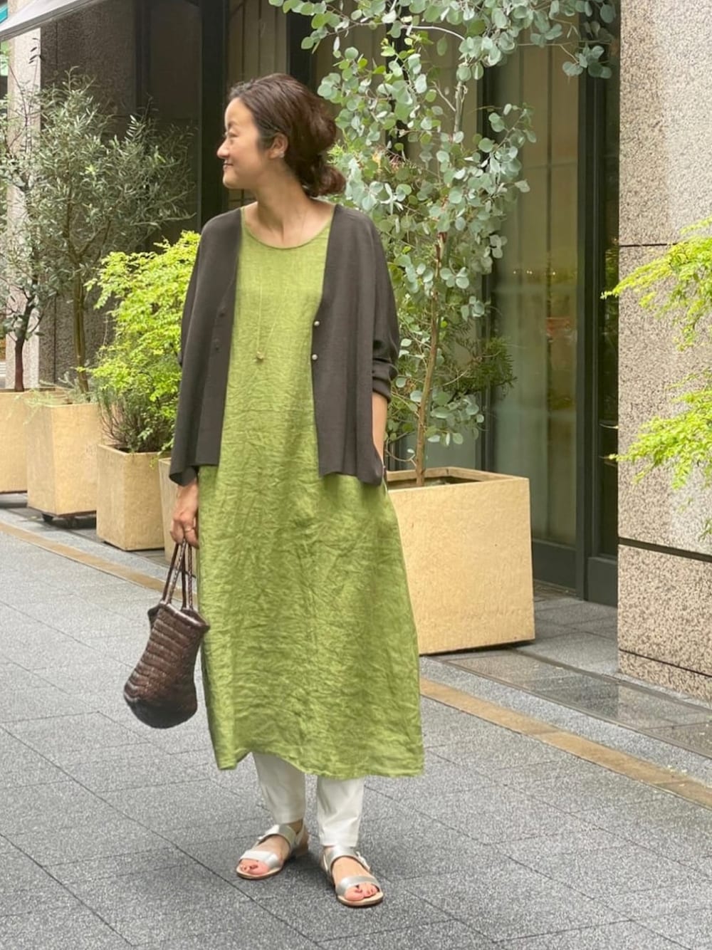 グレー系のカーディガン/ボレロ、グリーン系のワンピース、ホワイト系のその他パンツを着用したレディースの夏コーディネートの1枚目の写真