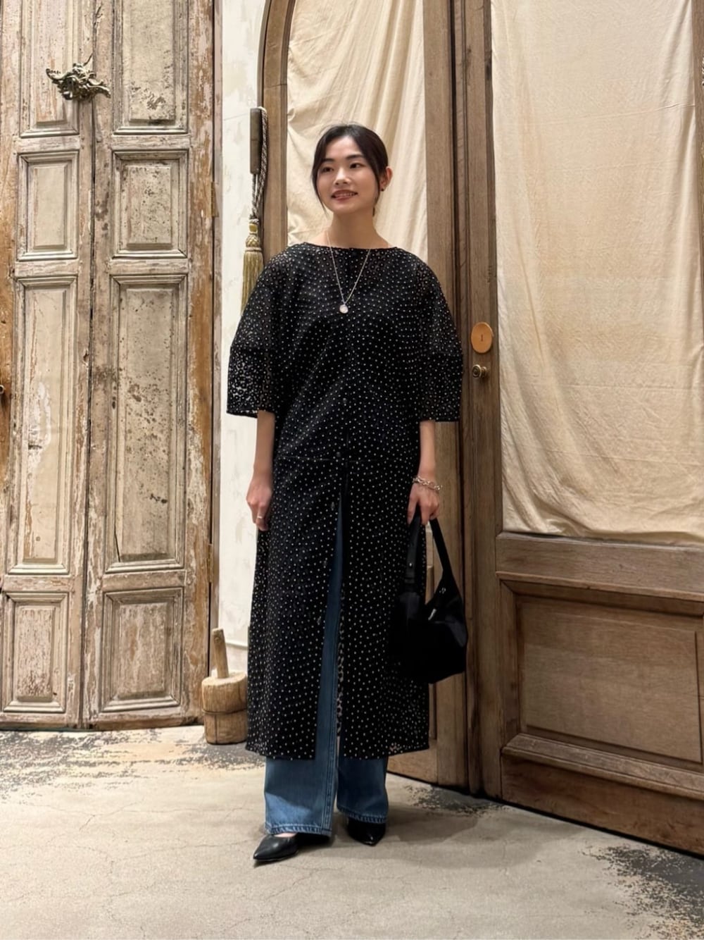 ブラック系のワンピースを着用したレディースの冬コーディネートの1枚目の写真