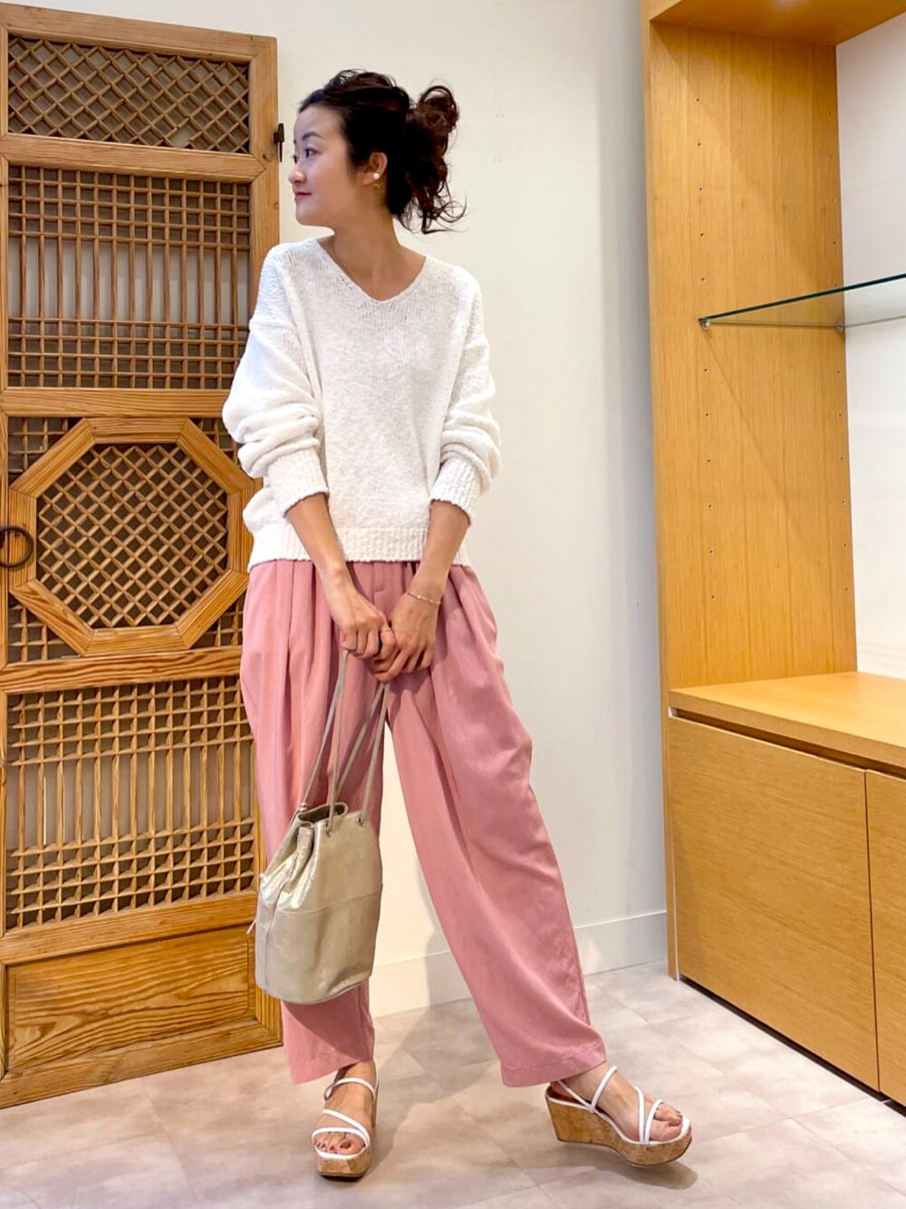 ホワイト系のニット/セーター、ピンク系のその他パンツ、ホワイト系のその他シューズを着用したレディースの春コーディネートの1枚目の写真