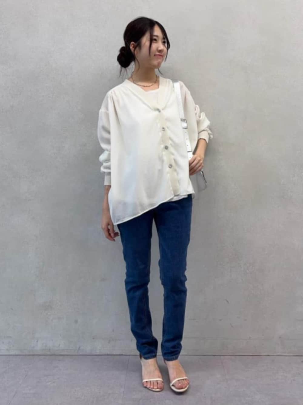 ブルー系のデニムパンツ、ホワイト系のシャツ/ブラウスを着用したレディースの夏コーディネートの1枚目の写真