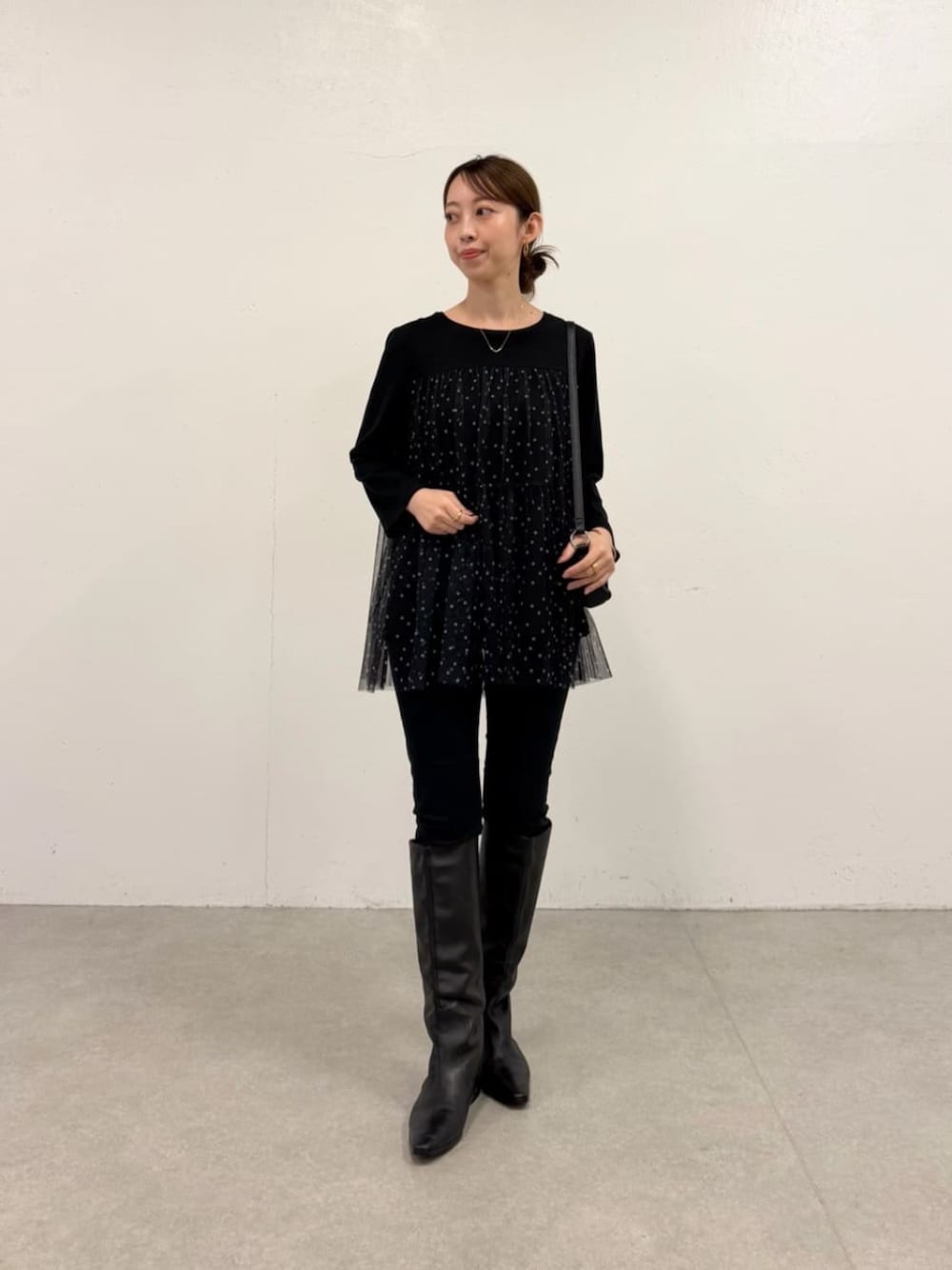 ブラック系のTシャツ/カットソーを着用したレディースの夏コーディネートの1枚目の写真