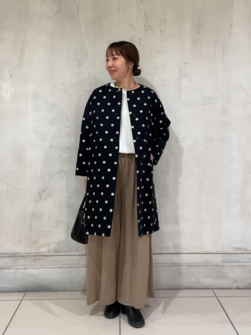 ホワイト系のシャツ/ブラウス、ブラック系のその他アウター、ベージュ系のその他パンツを着用したレディースの冬コーディネートの1枚目の写真