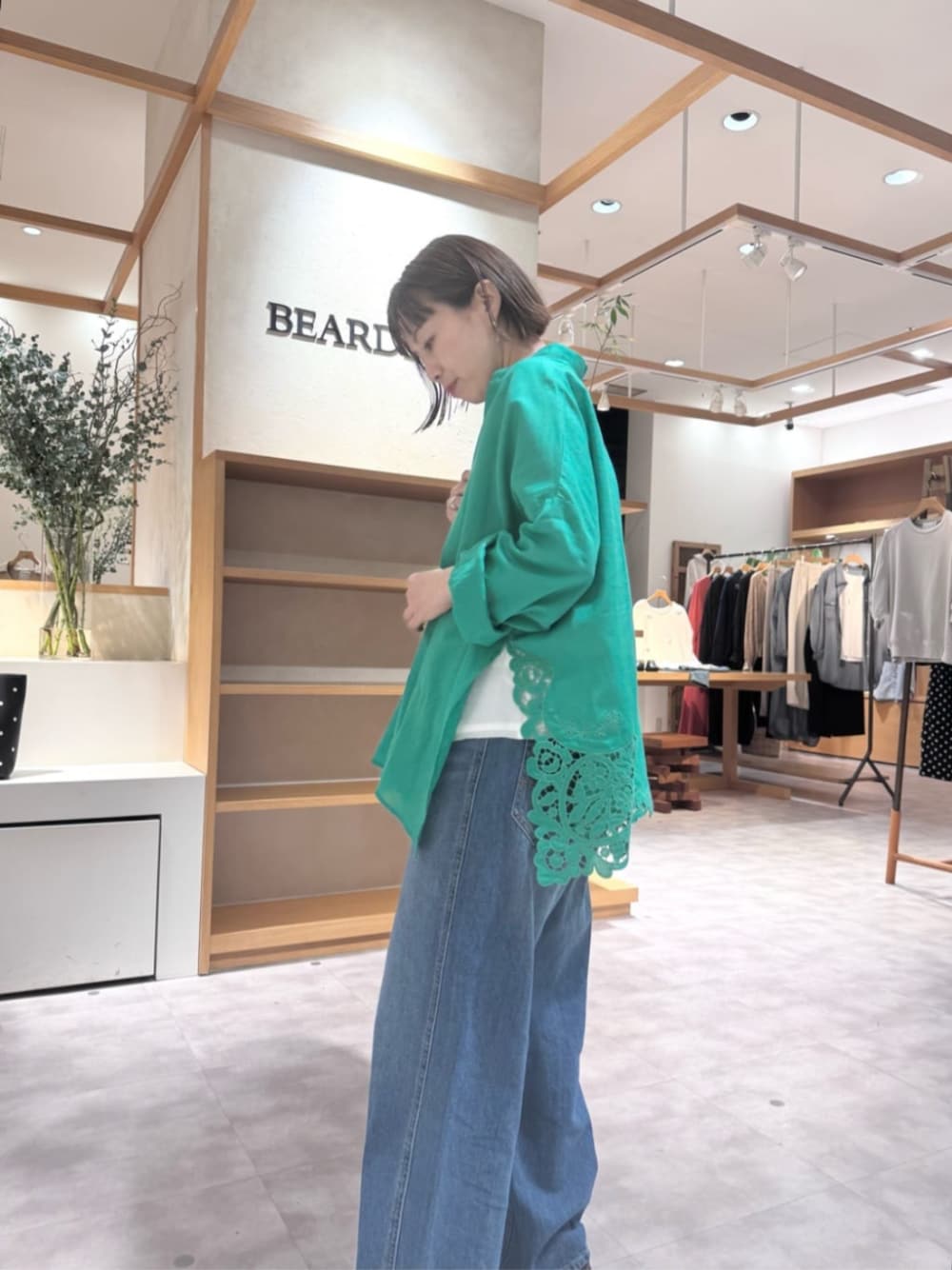 ブルー系のその他パンツ、グリーン系のシャツ/ブラウスを着用したレディースの春コーディネートの1枚目の写真