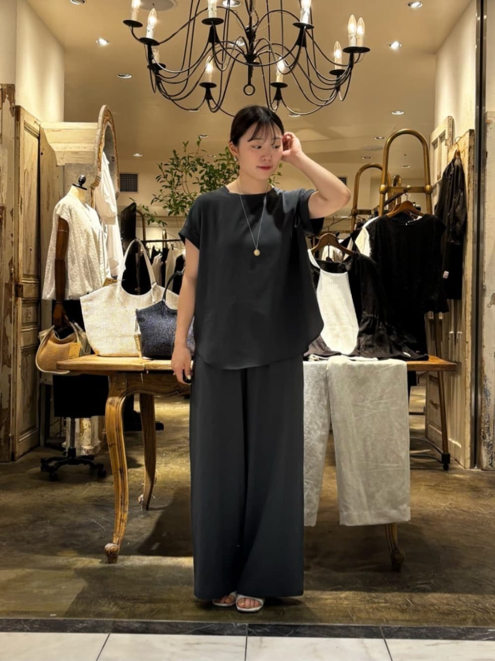ブルー系のシャツ/ブラウス、ブルー系のその他パンツを着用したレディースの春コーディネートの1枚目の写真