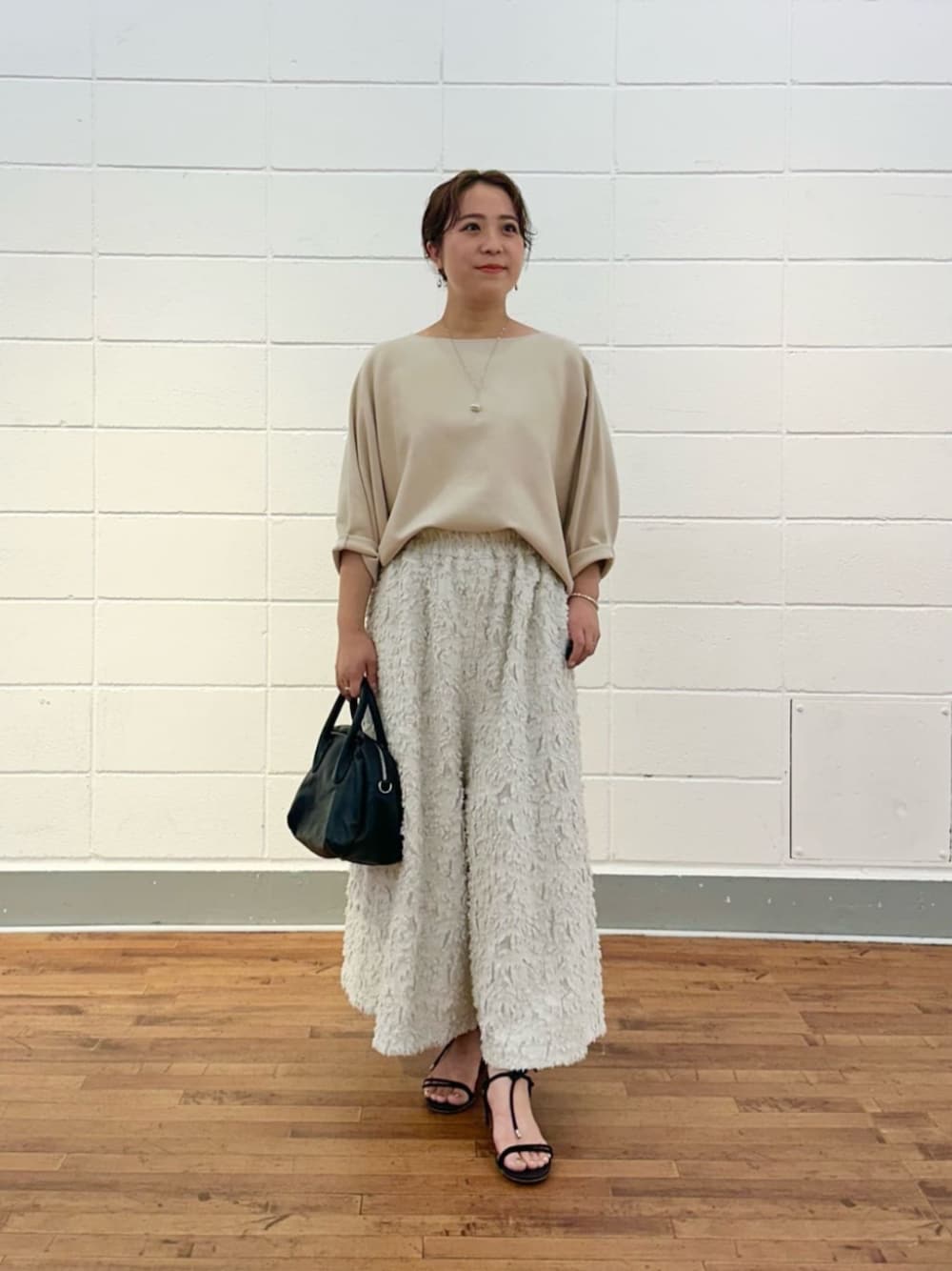 ホワイト系のその他パンツ、ベージュ系のニット/セーターを着用したレディースの夏コーディネートの1枚目の写真