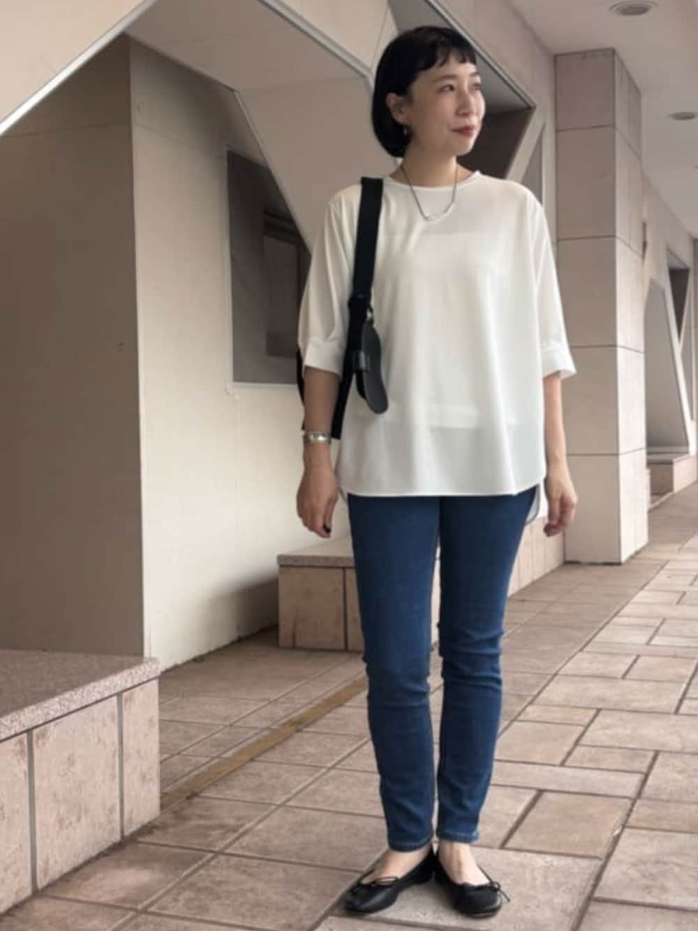 ブルー系のデニムパンツ、ホワイト系のTシャツ/カットソー、シルバー系のリングを着用したレディースの夏コーディネートの1枚目の写真