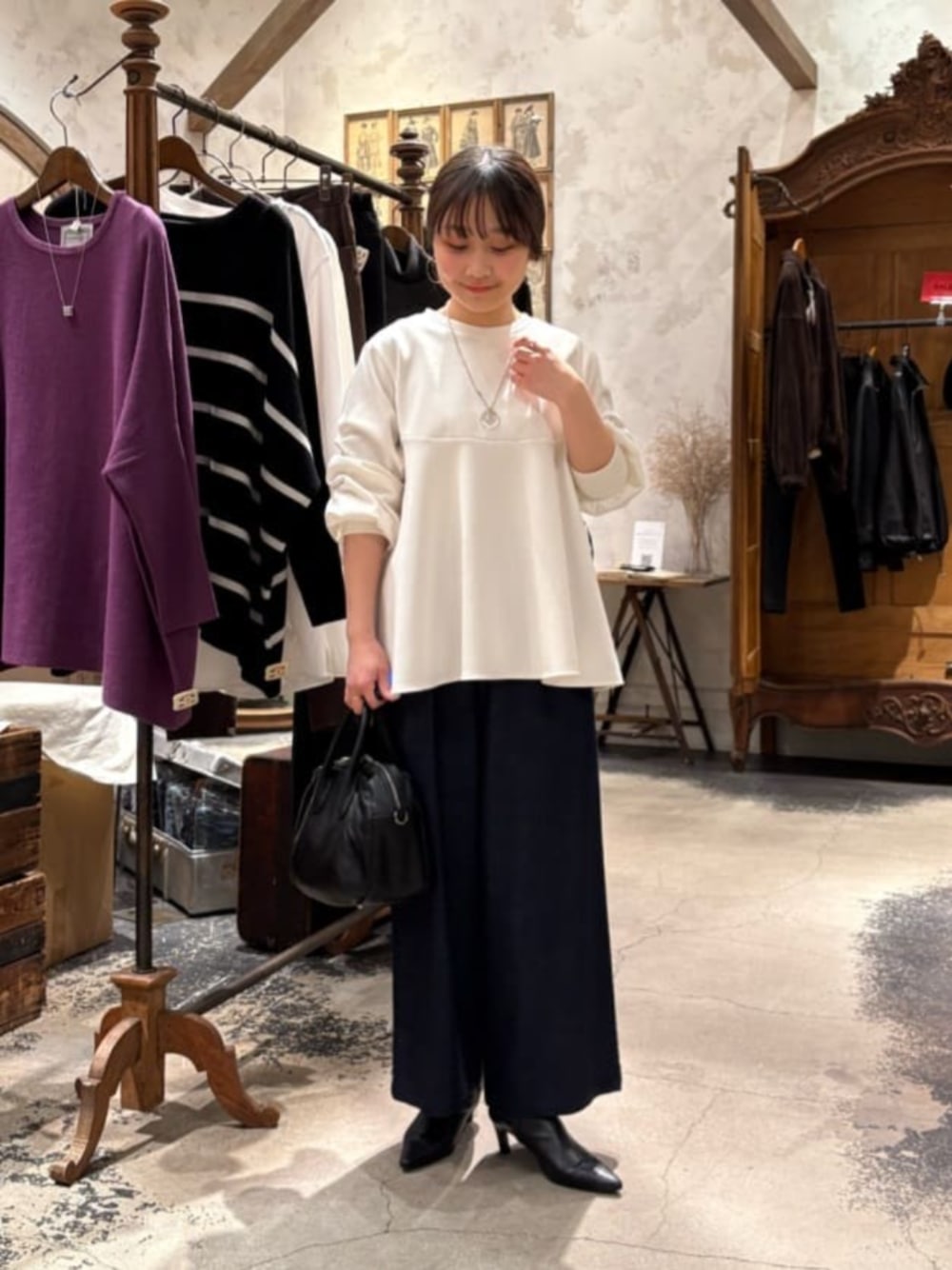 ブルー系のその他パンツ、ホワイト系のTシャツ/カットソーを着用したレディースの冬コーディネートの1枚目の写真