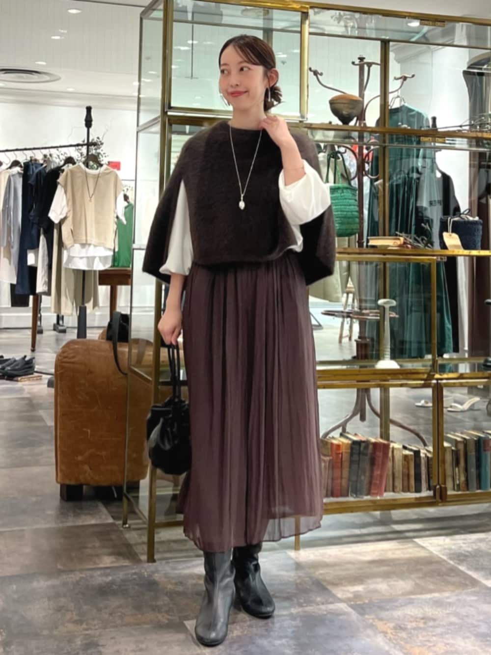 ホワイト系のTシャツ/カットソー、ブラウン系のニット/セーター、ブラウン系のその他パンツを着用したレディースの秋コーディネートの1枚目の写真