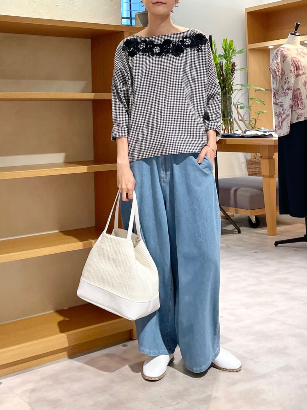 ブラック系のシャツ/ブラウス、ブルー系のデニムパンツ、ホワイト系のトートバッグを着用したレディースの春コーディネートの1枚目の写真