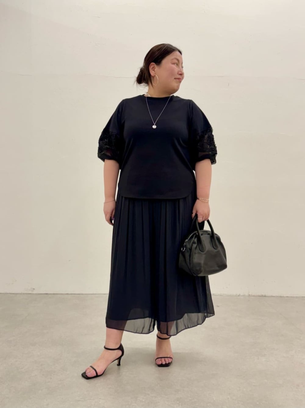 ブラック系のその他パンツ、ブラック系のTシャツ/カットソーを着用したレディースの春コーディネートの1枚目の写真