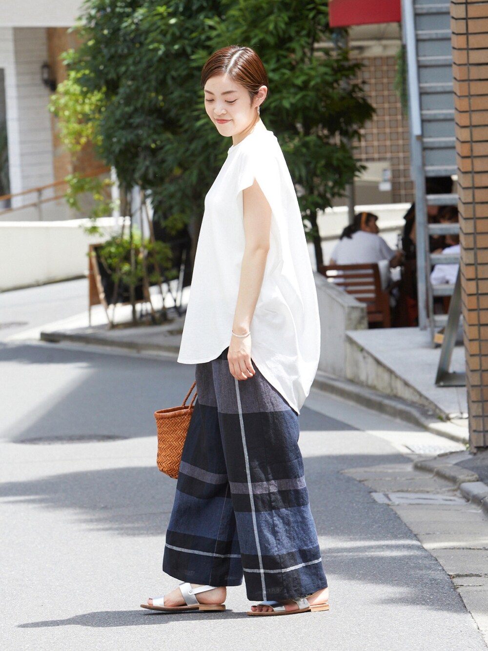 「シンプルコーデ、オトナ女子、オトナカジュアル、夏、パンツスタイル、ootd、夏コーデ」｜「BEARDSLEYの後ろ布帛カットソー（Tシャツ/カットソー、ホワイト系）」を使った、BEARDSLEYさん（レディース・160cm）の夏コーディネートの1枚目の写真