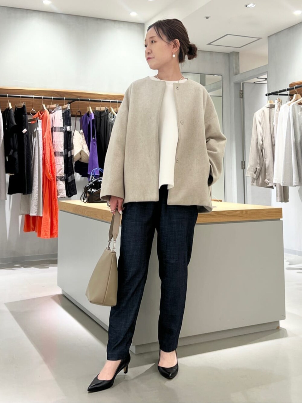 グレー系のショルダーバッグ、ブルー系のその他パンツ、グレー系のノーカラーコートを着用したレディースの夏コーディネートの1枚目の写真