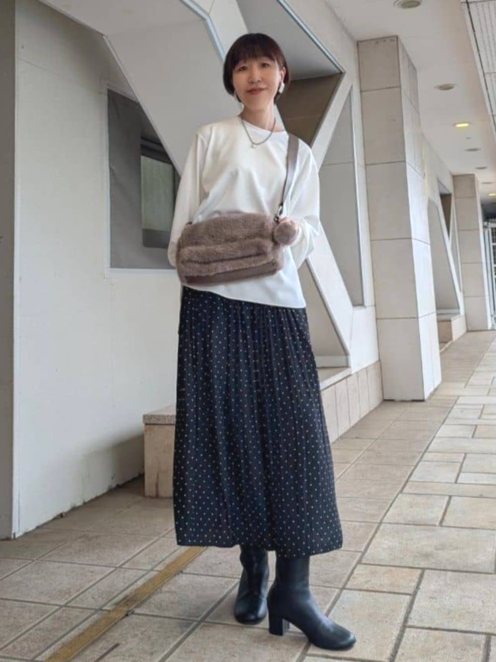 その他のその他パンツ、ブラウン系のショルダーバッグ、ホワイト系のシャツ/ブラウスを着用したレディースの秋コーディネートの1枚目の写真