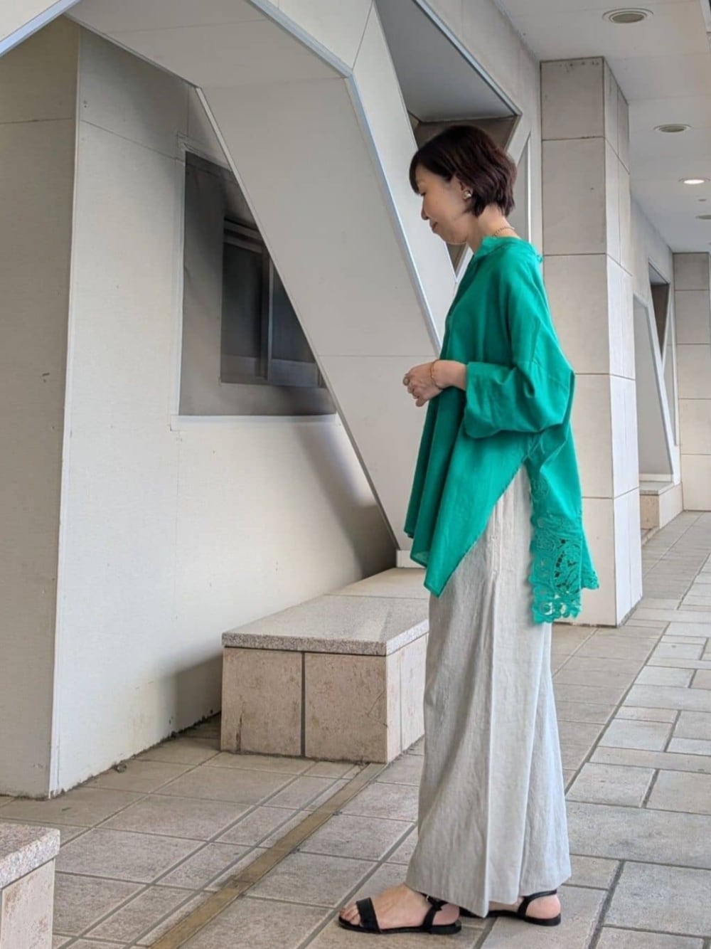 ベージュ系のその他パンツ、グリーン系のシャツ/ブラウスを着用したレディースの春コーディネートの1枚目の写真