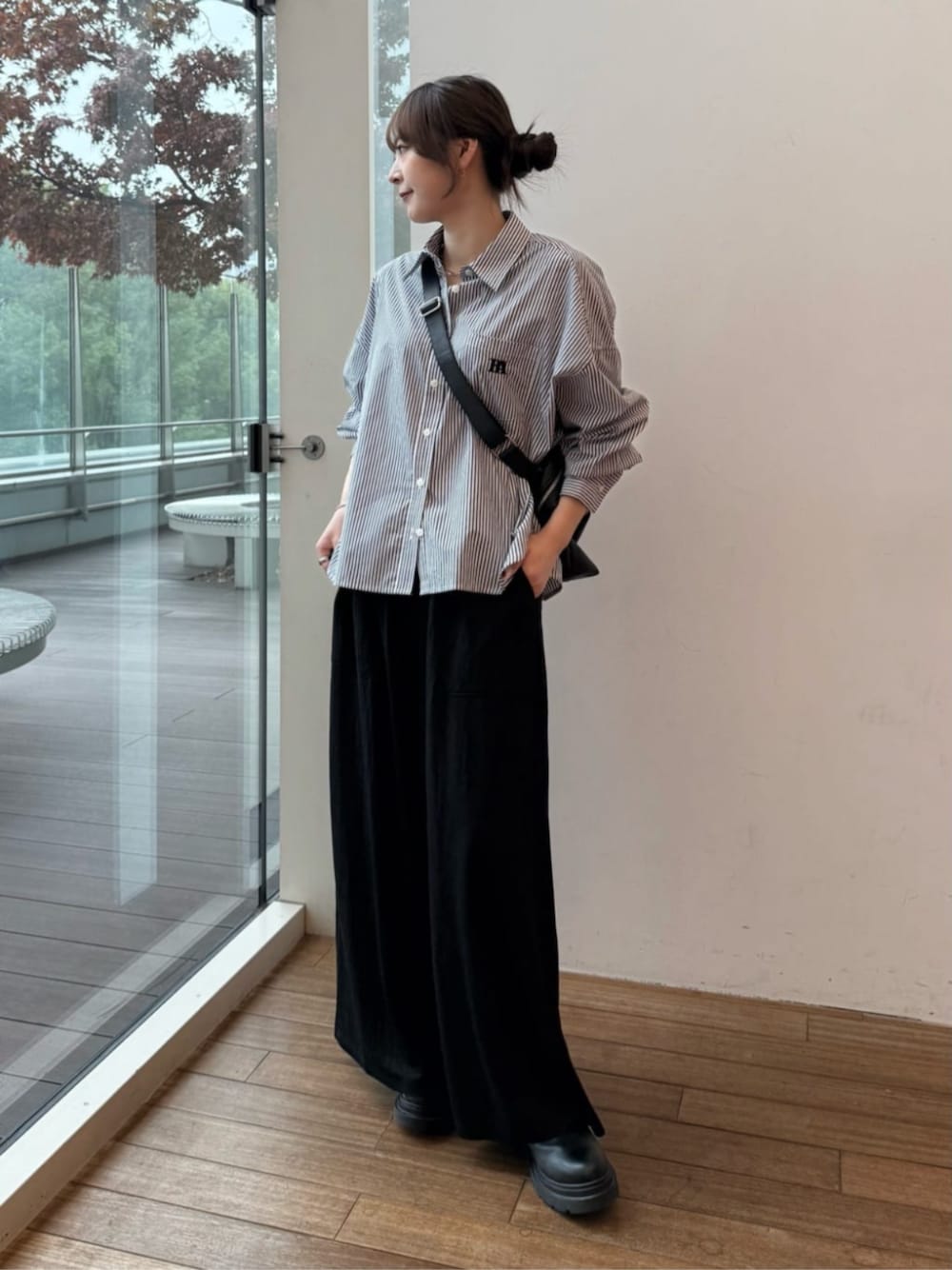 ブラック系のショルダーバッグ、ブルー系のシャツ/ブラウス、ブラック系のその他パンツを着用したレディースの冬コーディネートの1枚目の写真