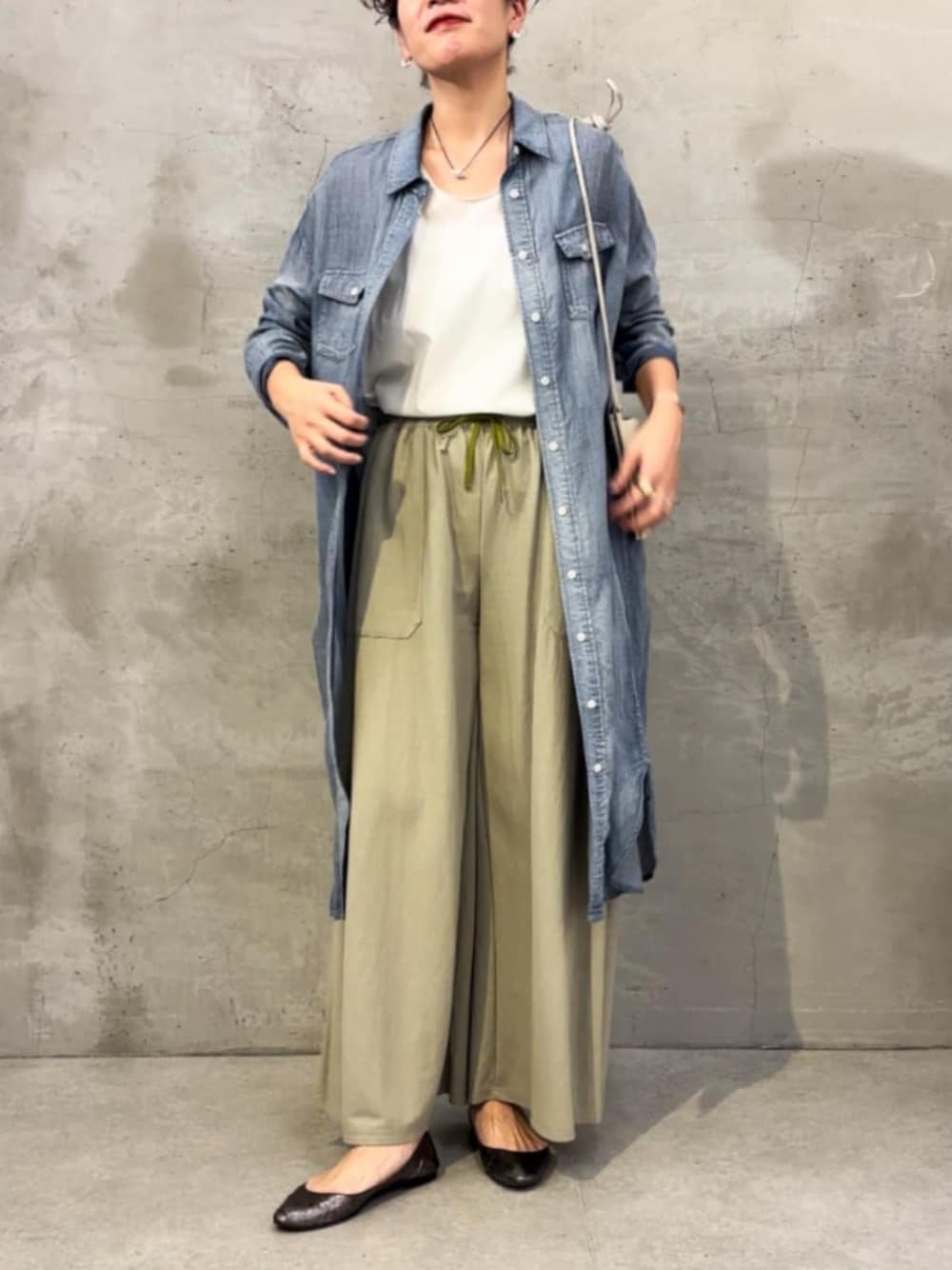 ホワイト系のタンクトップ、グリーン系のその他パンツ、ブルー系のワンピースを着用したレディースの冬コーディネートの1枚目の写真