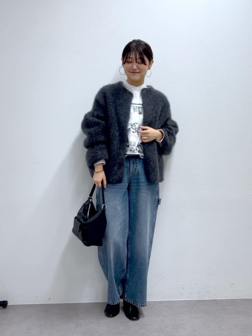 ブルー系のその他パンツ、グレー系のその他アウター、ホワイト系のシャツ/ブラウスを着用したレディースの夏コーディネートの1枚目の写真