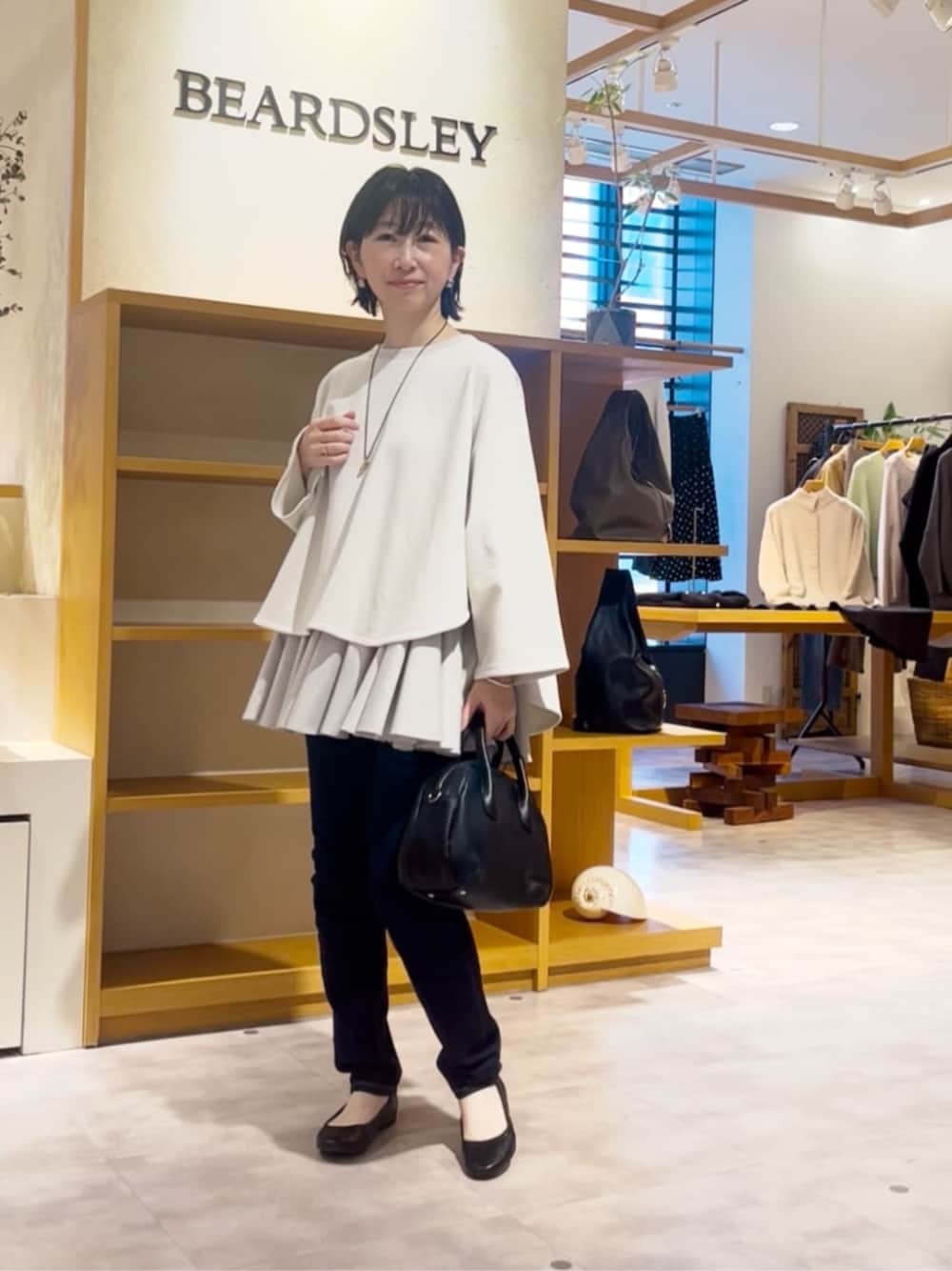 ブルー系のデニムパンツ、ホワイト系のTシャツ/カットソーを着用したレディースの冬コーディネートの1枚目の写真