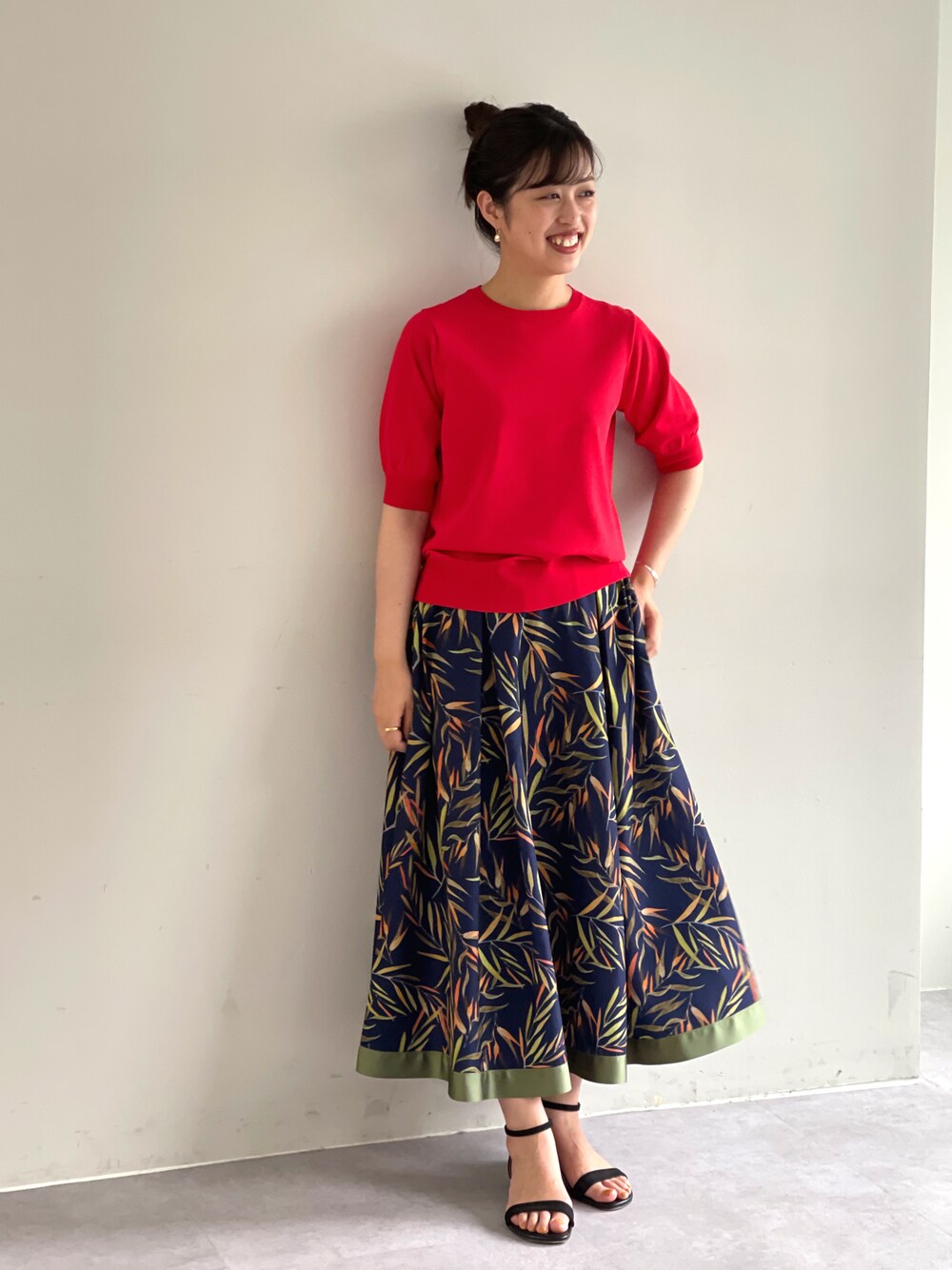 「レッド、サンダル、休日コーデ、スカートスタイル、夏コーデ、大人かわいい、リーフプリント」｜「BEARDSLEYの【一部サイト限定】後ろパールニット（ニット/セーター、レッド系）」を使った、BEARDSLEYさん（レディース・158cm）の夏コーディネートの1枚目の写真