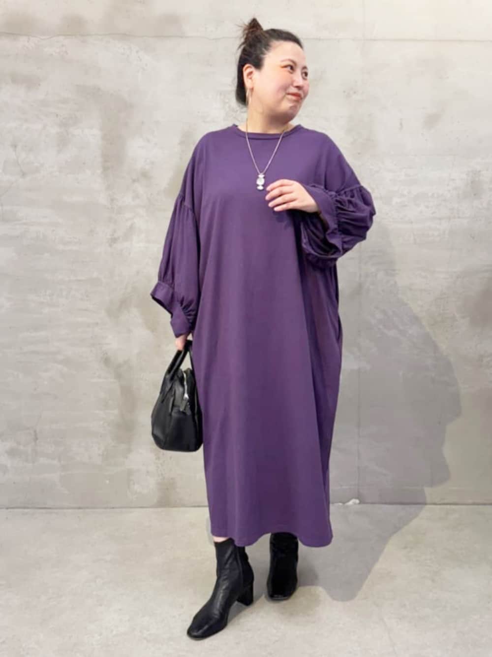 「BEARDSLEY、ビアズリー、体型カバー、ゆったり」｜「BEARDSLEYのラウンドミニボストンバック（ボストンバッグ、ブラック系）」を使った、BEARDSLEYさん（骨格ストレート・レディース・158cm）の夏コーディネートの1枚目の写真