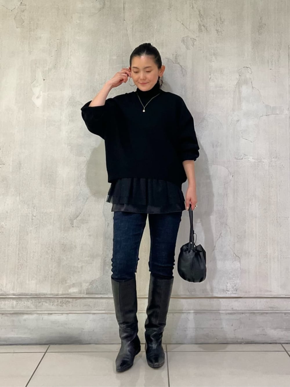 ブラック系のその他パンツ、ブラック系のニット/セーター、ブラック系のタンクトップを着用したレディースの冬コーディネートの1枚目の写真