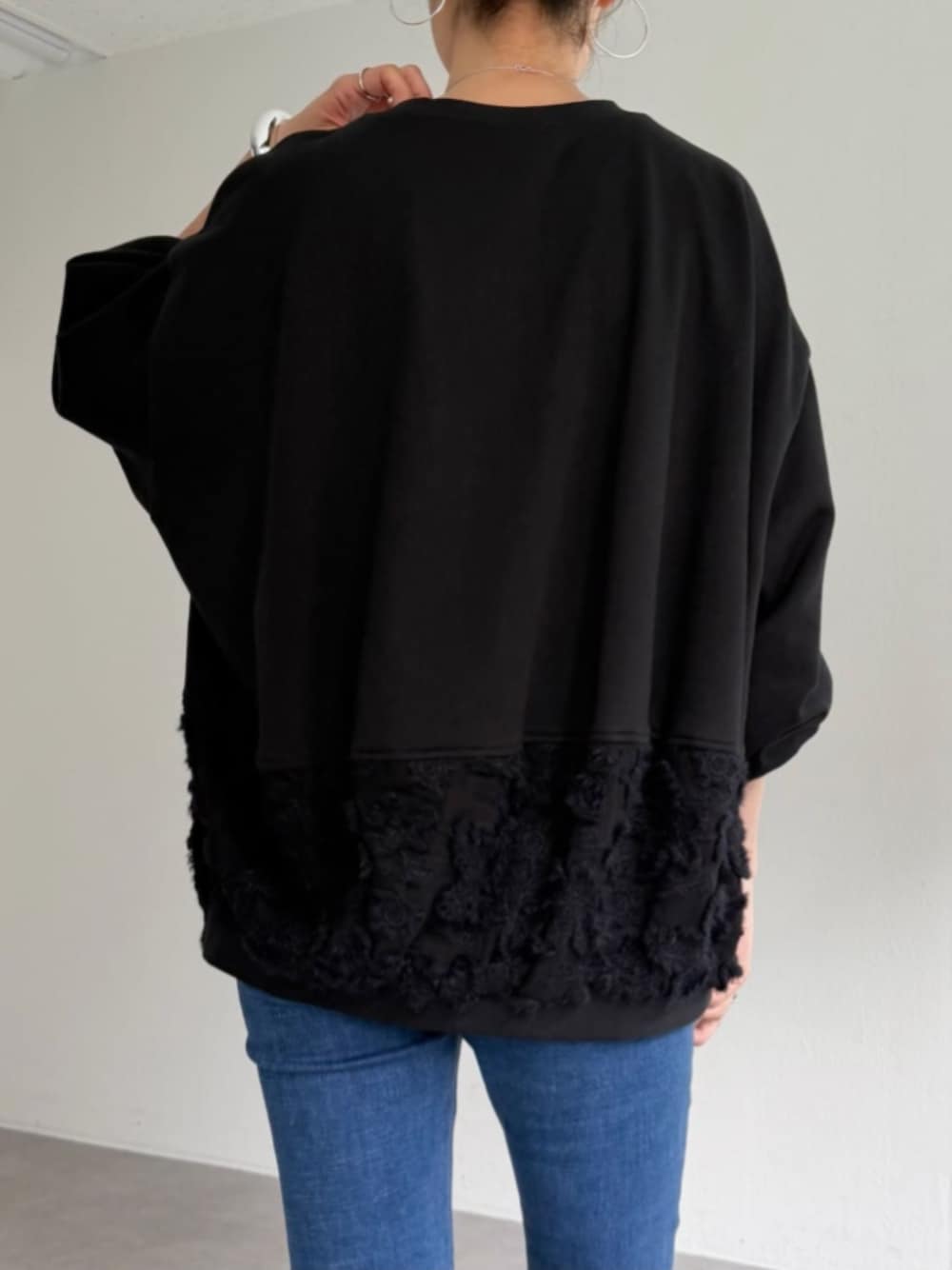 ブルー系のデニムパンツ、ブラック系のTシャツ/カットソーを着用したレディースの秋コーディネートの1枚目の写真