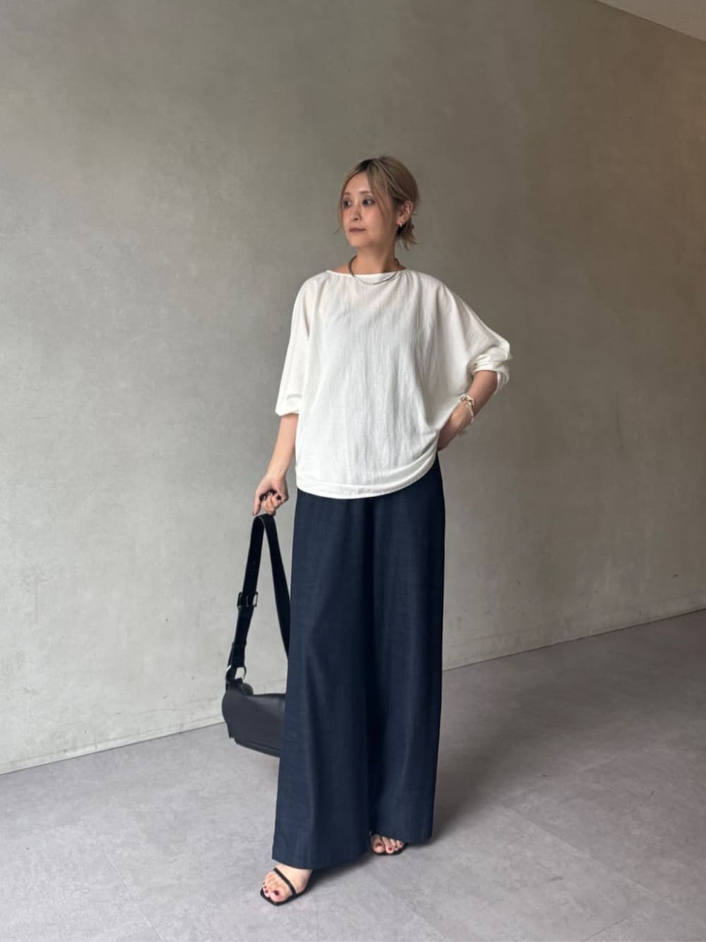 ブルー系のその他パンツ、ホワイト系のTシャツ/カットソーを着用したレディースの夏コーディネートの1枚目の写真