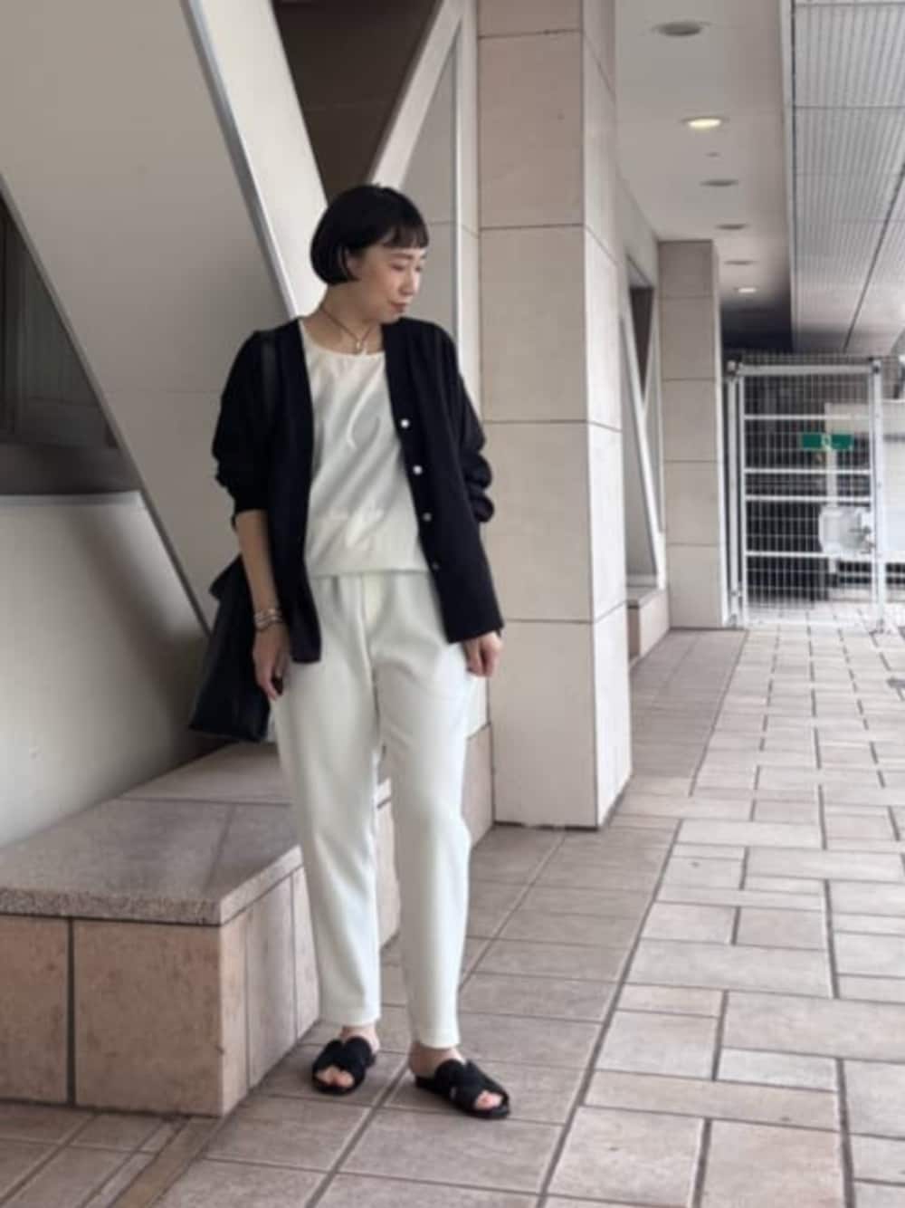 ブラック系のシャツ/ブラウス、ホワイト系のシャツ/ブラウス、ホワイト系のその他パンツを着用したレディースの春コーディネートの1枚目の写真