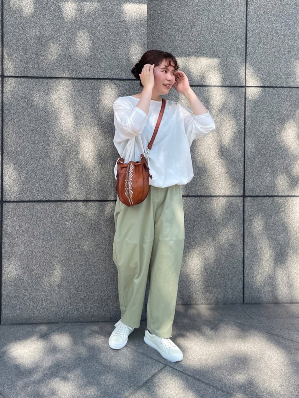 ホワイト系のシャツ/ブラウス、グリーン系のその他パンツ、イエロー系のショルダーバッグを着用したレディースの夏コーディネートの1枚目の写真