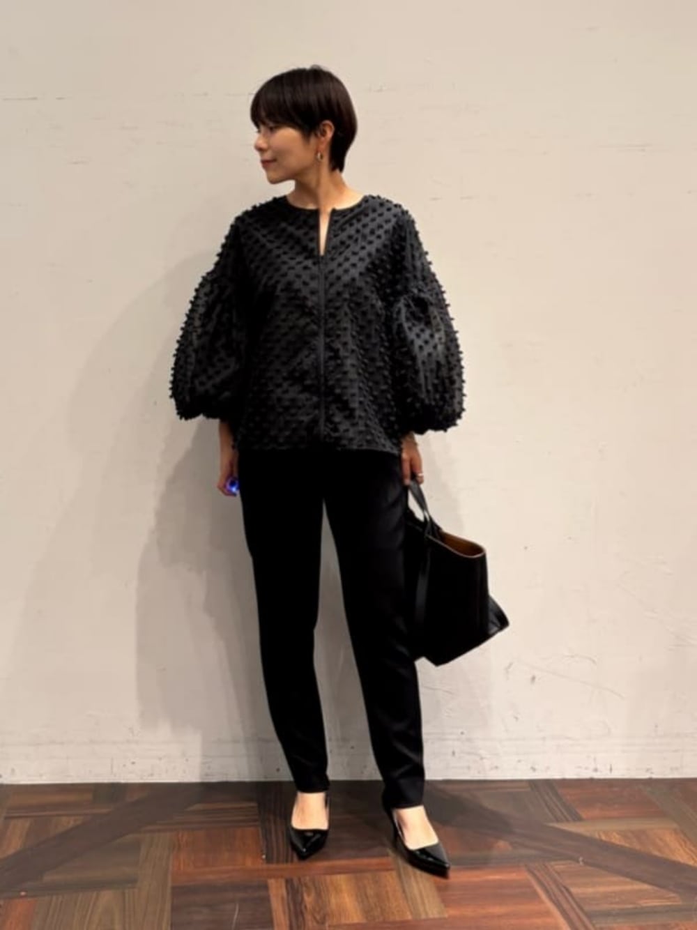 ブラック系のその他パンツ、ブラック系のノーカラージャケットを着用したレディースの夏コーディネートの1枚目の写真