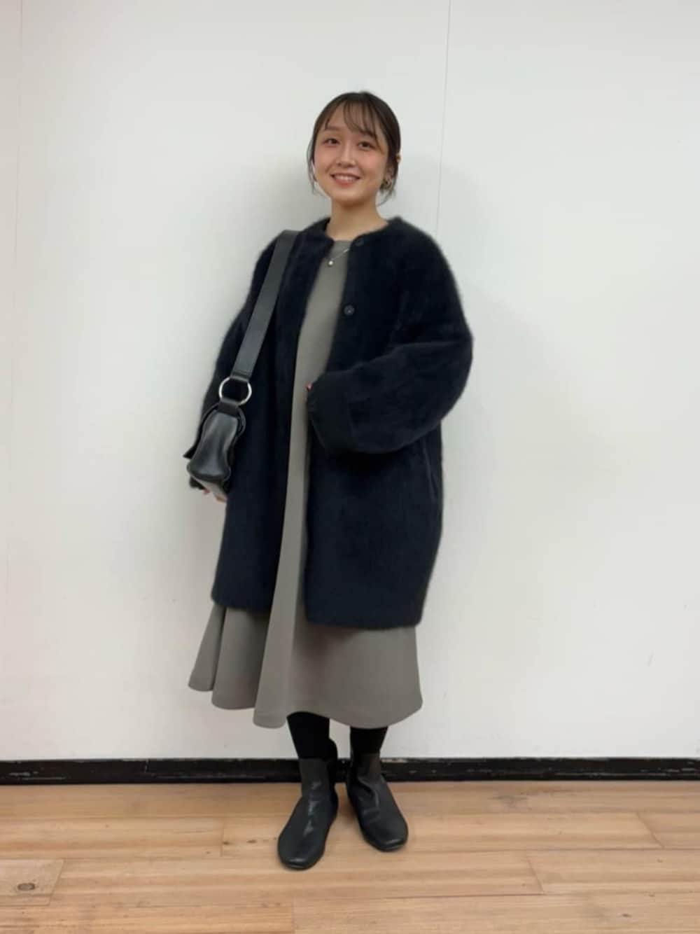 ブラック系のその他アウター、ブラウン系のワンピース、ブラック系のショルダーバッグを着用したレディースの冬コーディネートの1枚目の写真