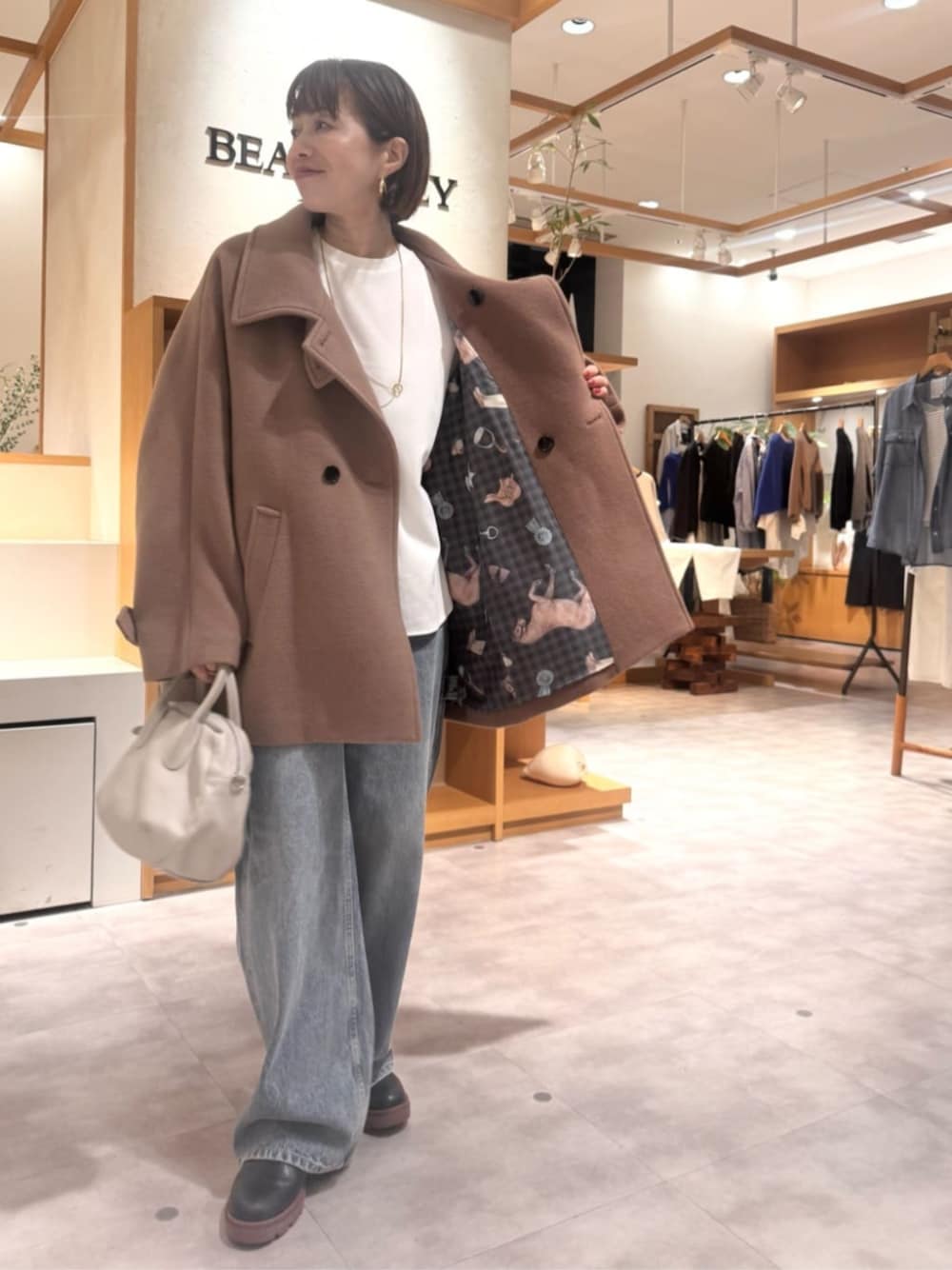 ブルー系のデニムパンツ、イエロー系のその他アウターを着用したレディースの秋コーディネートの1枚目の写真
