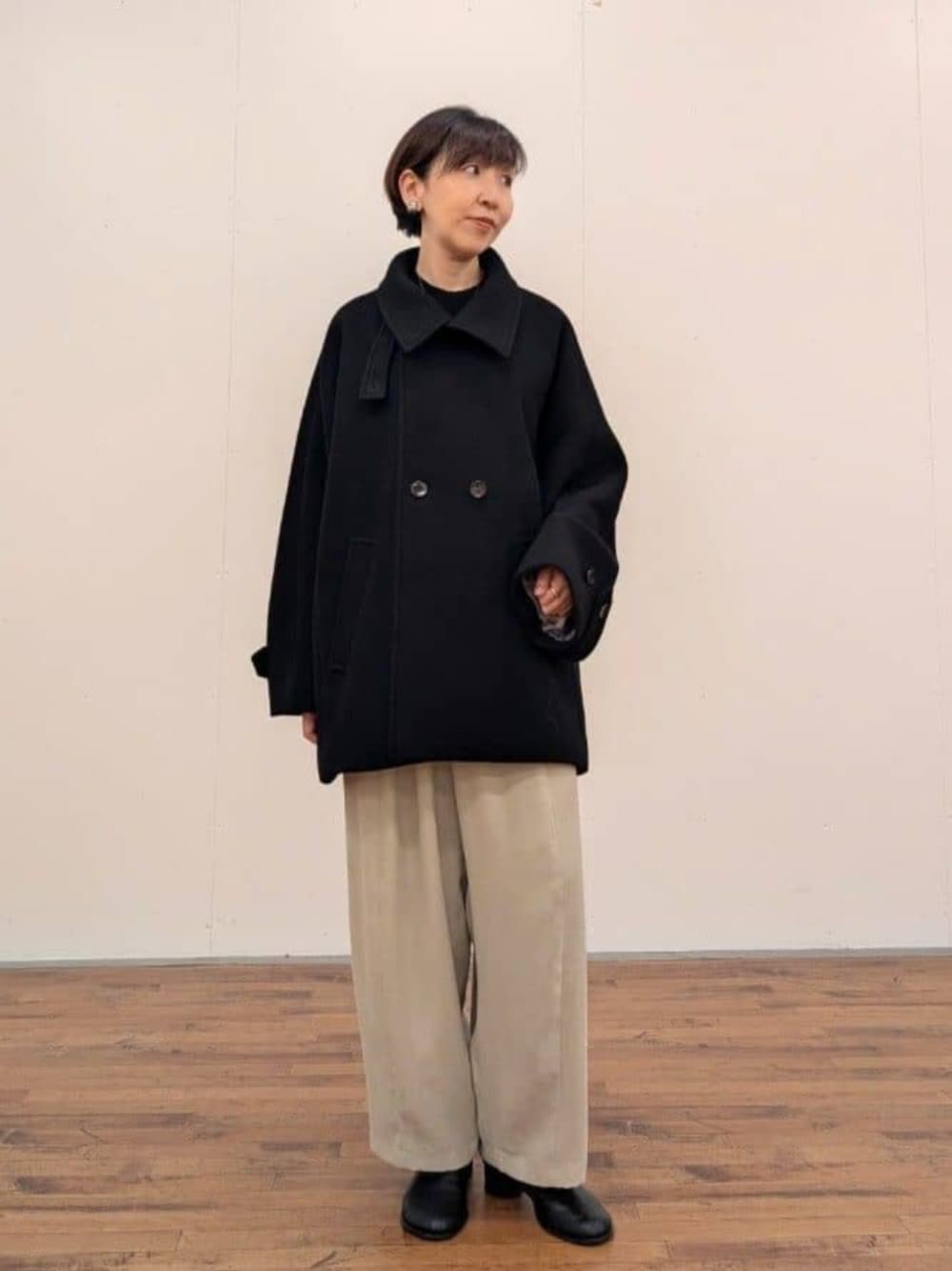 グレー系のその他パンツ、ブラック系のその他アウターを着用したレディースの秋コーディネートの1枚目の写真