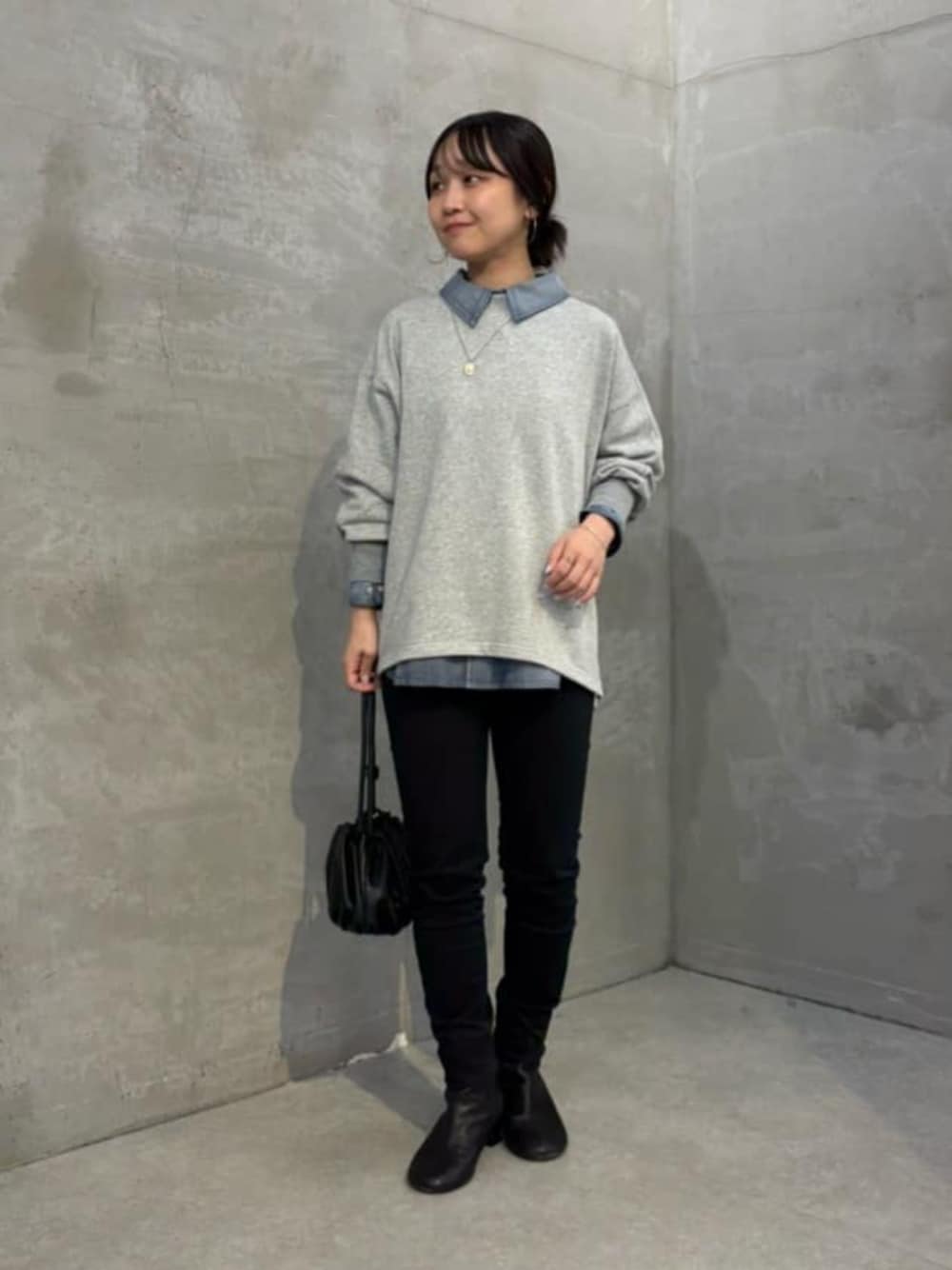 ブラック系のその他パンツ、ブルー系のシャツ/ブラウス、グレー系のTシャツ/カットソーを着用したレディースの夏コーディネートの1枚目の写真