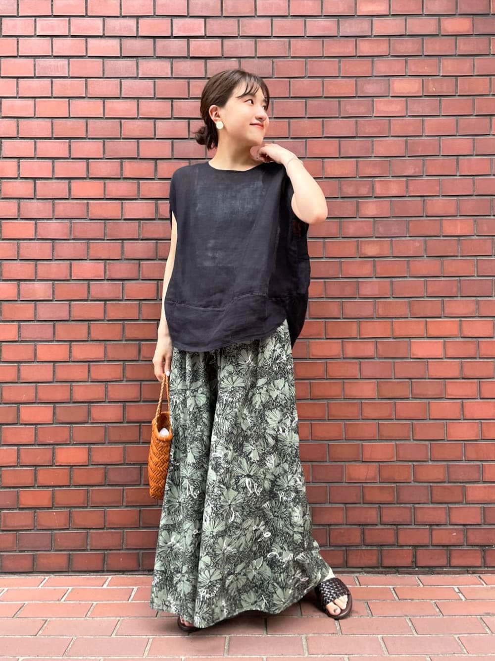 ブラック系のシャツ/ブラウス、グリーン系のその他パンツを着用したレディースの夏コーディネートの1枚目の写真