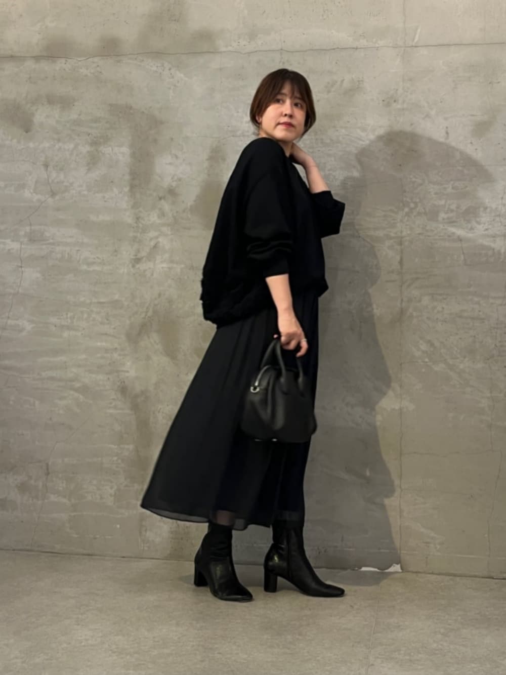 ブラック系のその他パンツ、ブラック系のTシャツ/カットソーを着用したレディースの秋コーディネートの1枚目の写真