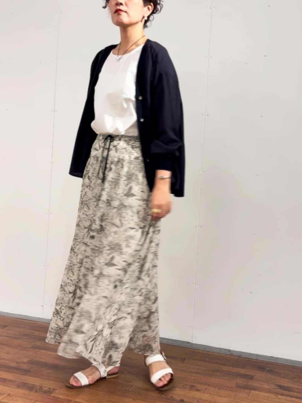 ブルー系のシャツ/ブラウス、ベージュ系のその他パンツを着用したレディースの冬コーディネートの1枚目の写真