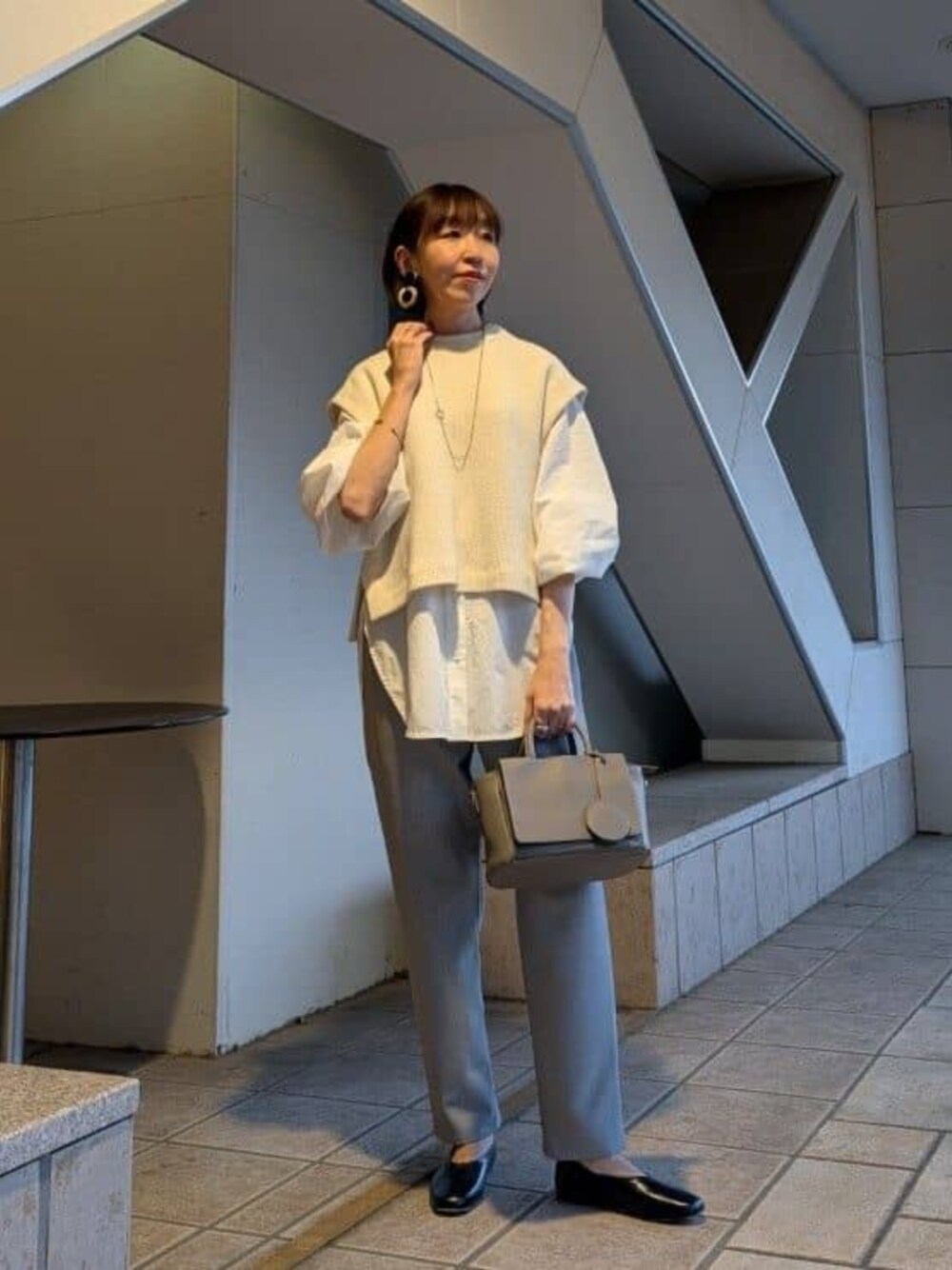 グレー系のその他パンツ、ホワイト系のシャツ/ブラウスを着用したレディースの冬コーディネートの1枚目の写真